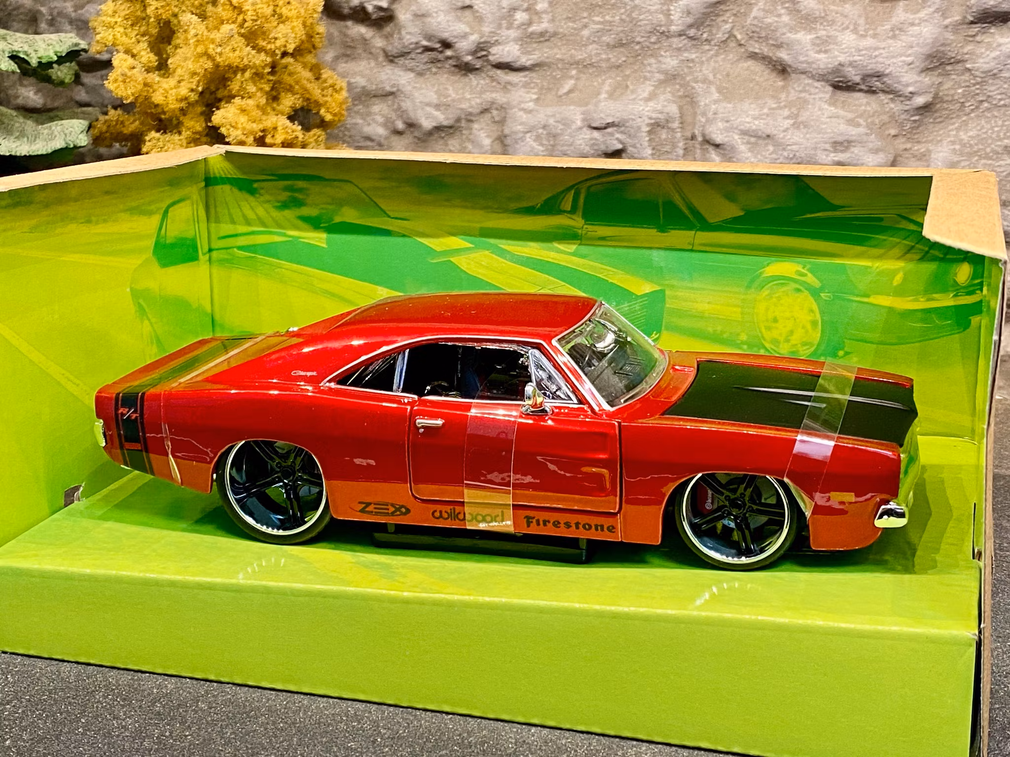 Skala 1/25: 1969 Dodge Charger R/T, Dark red met w black hood fr Maisto Design