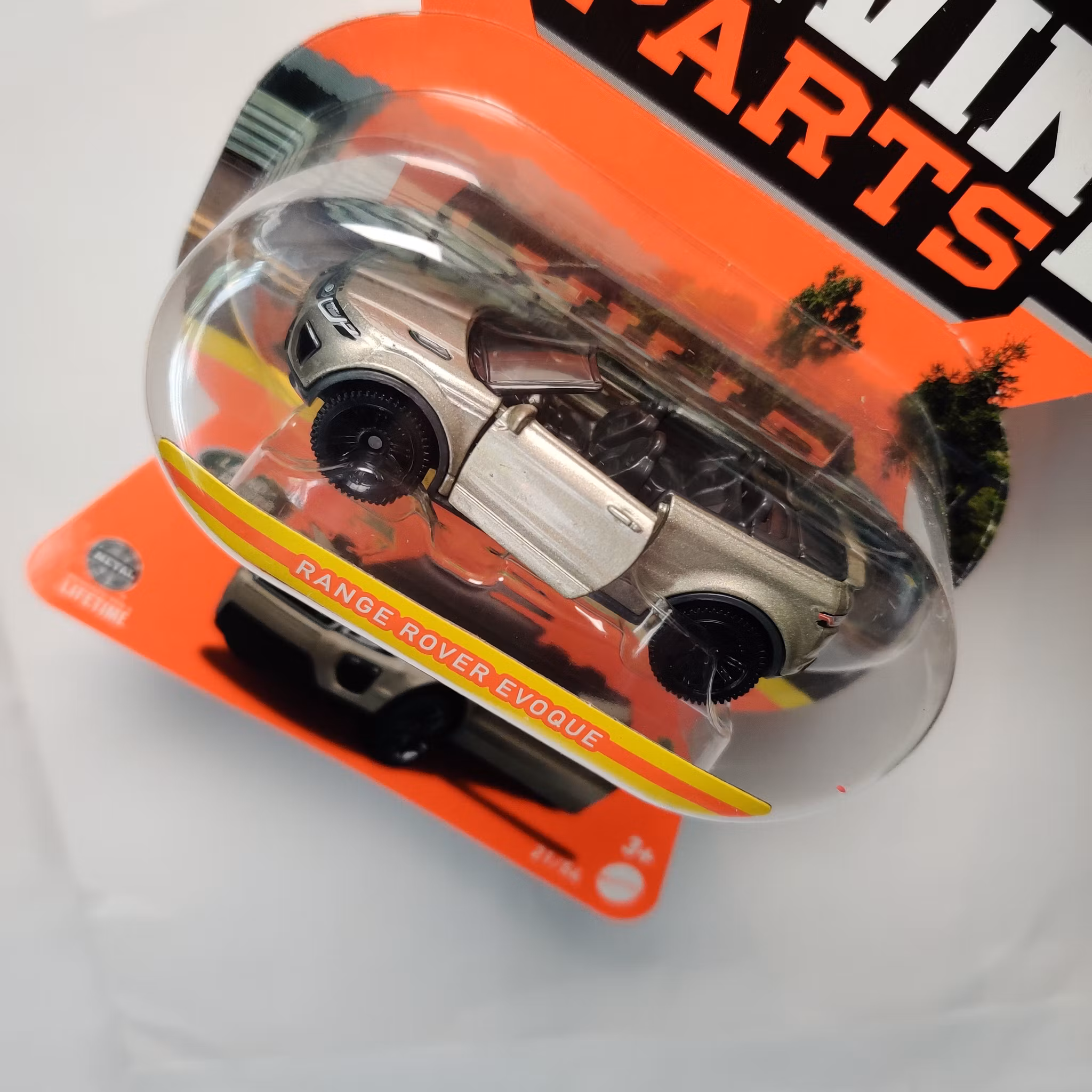 Skala 1/64 Matchbox "Moving parts" - Range Rover Evoque