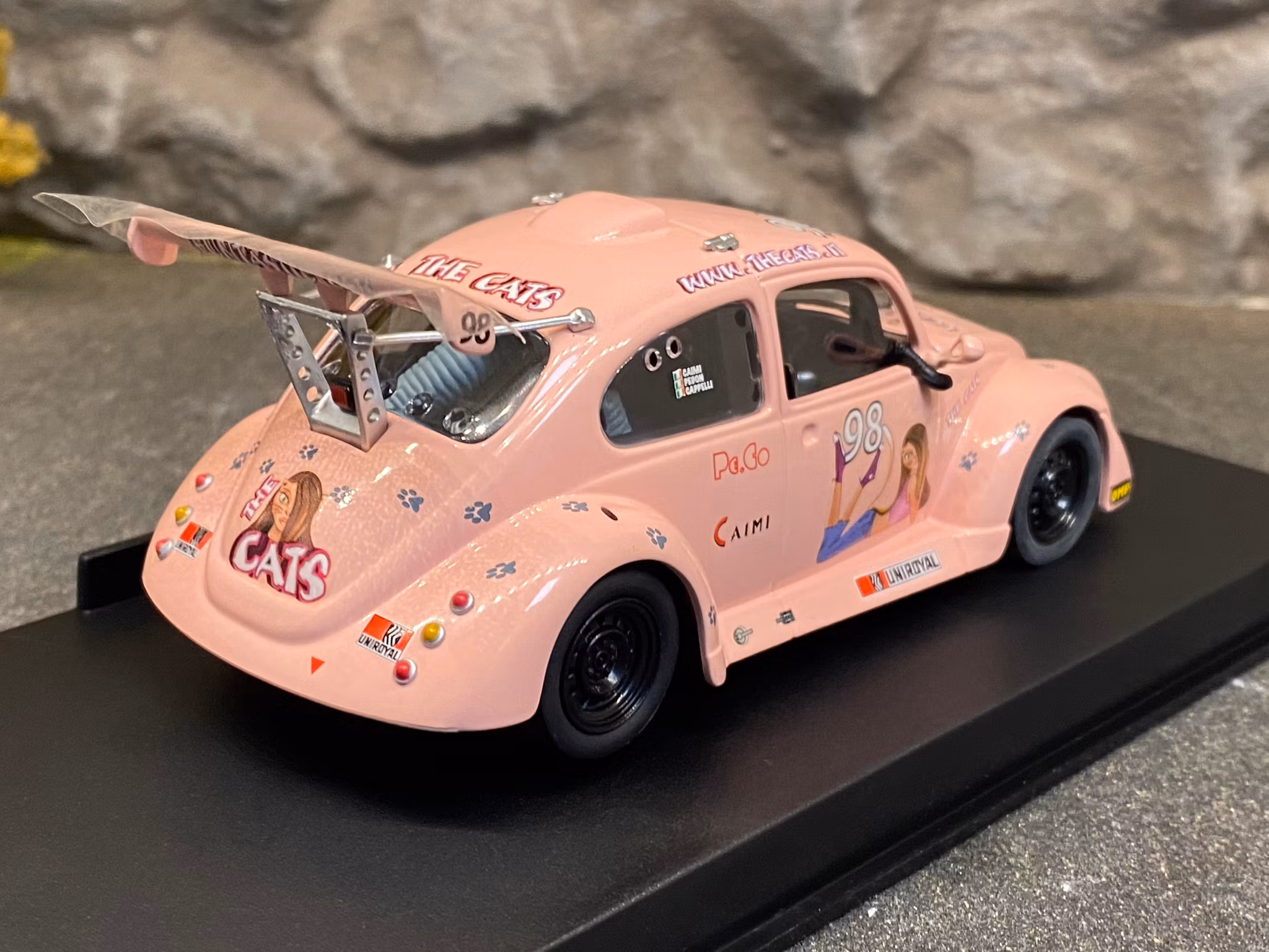 Skala 1/32 Analog Slotcar fr Revell: Uniroyal Fun Cup Car #98 The Cats Team, VW Beetle