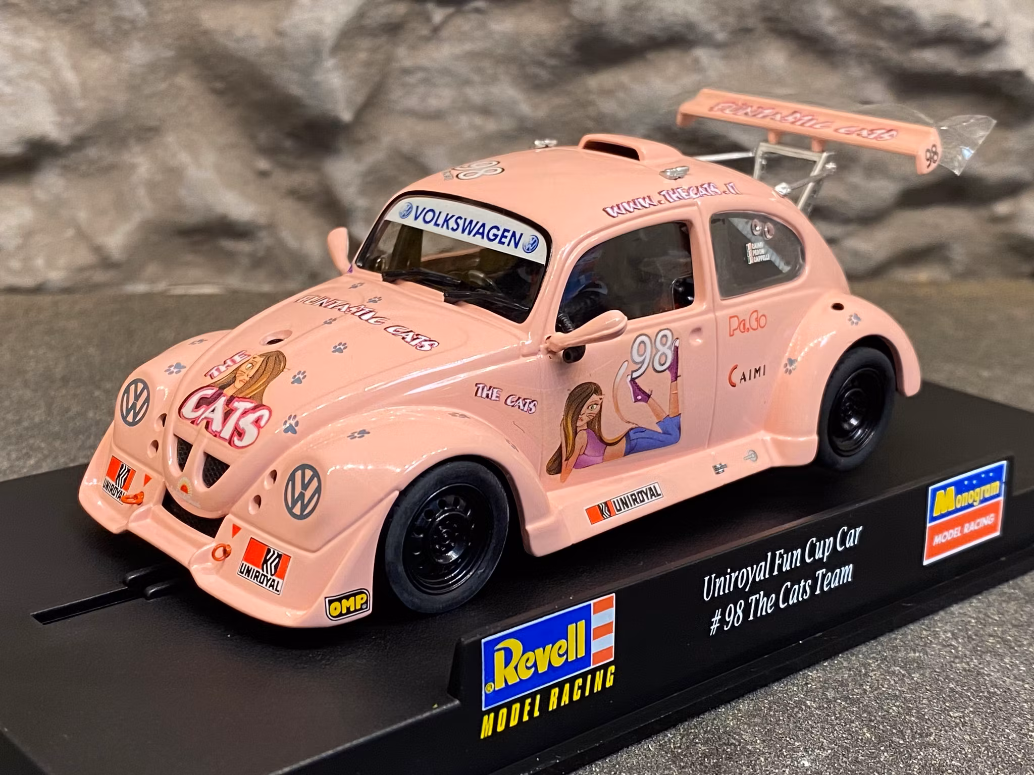 Skala 1/32 Analog Slotcar fr Revell: Uniroyal Fun Cup Car #98 The Cats Team, VW Beetle