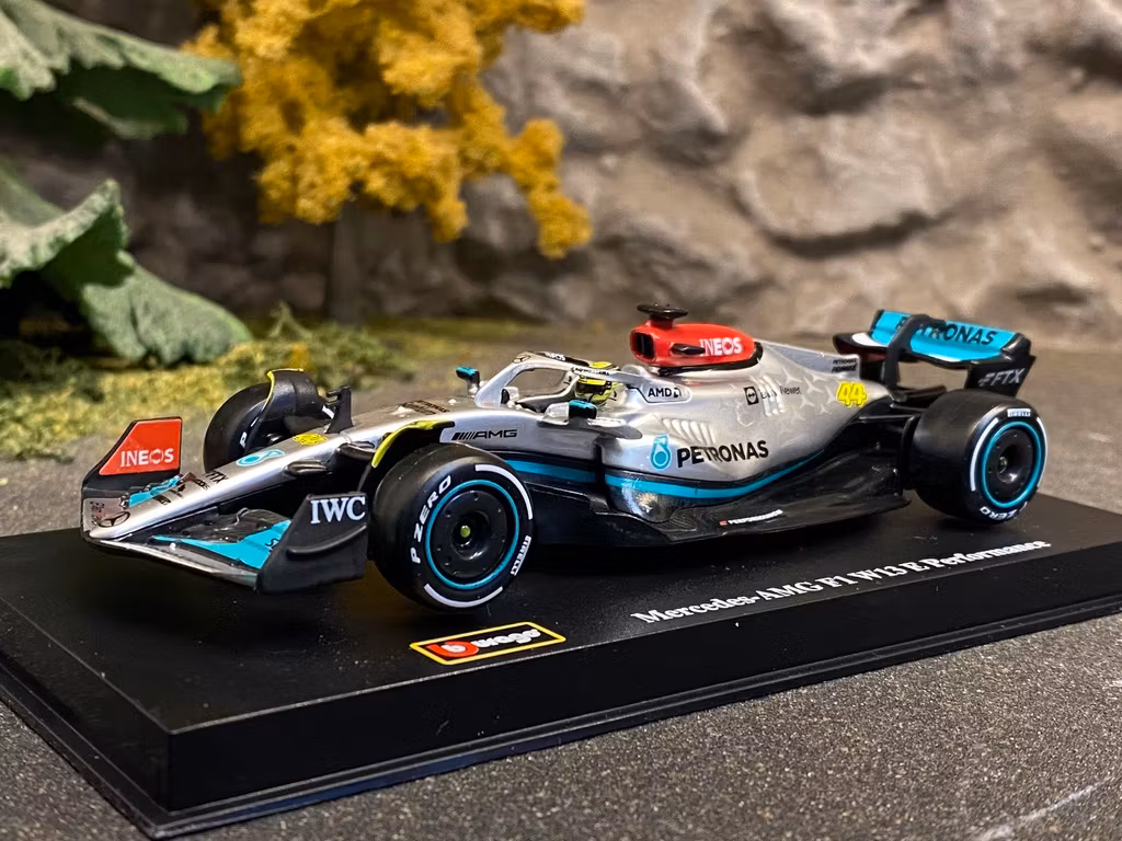 Skala 1/43 Mercedes AMG W13E Performance, No.44, L.Hamilton 22' w fig inside fr Bburago