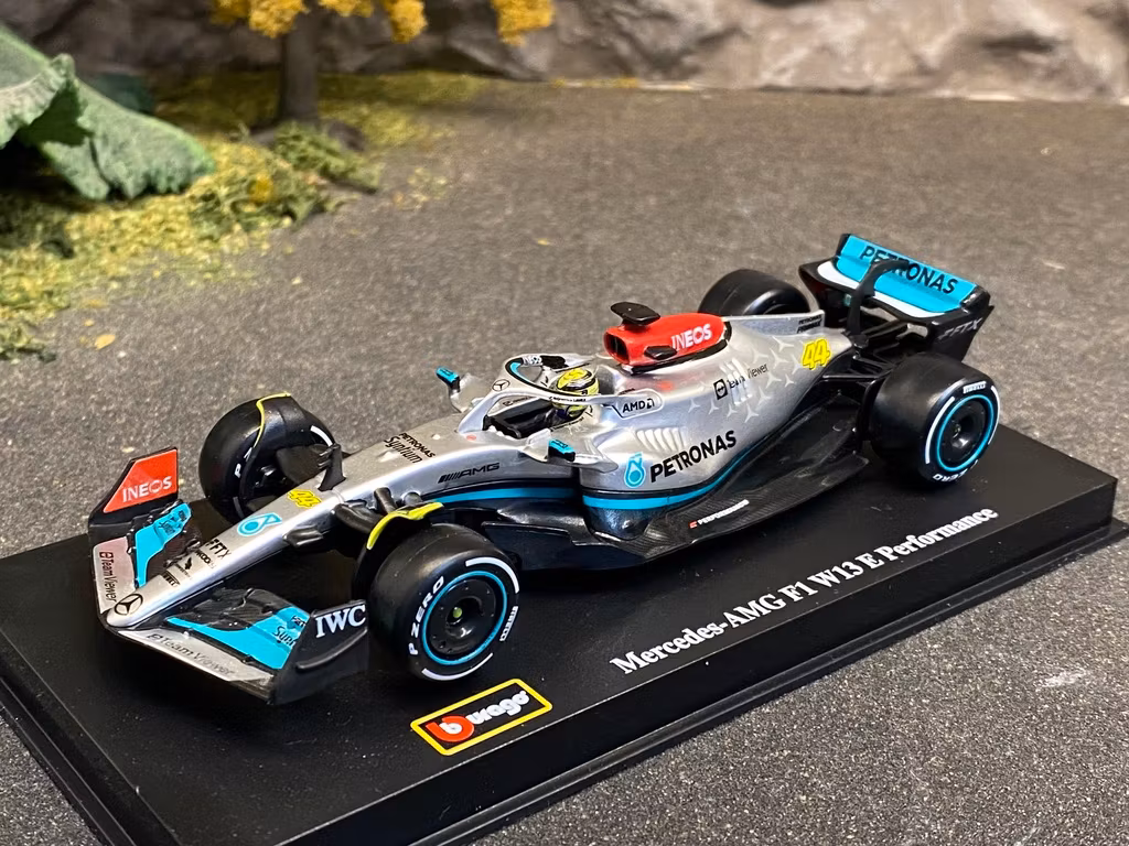 Skala 1/43 Mercedes AMG W13E Performance, No.44, L.Hamilton 22' w fig inside fr Bburago