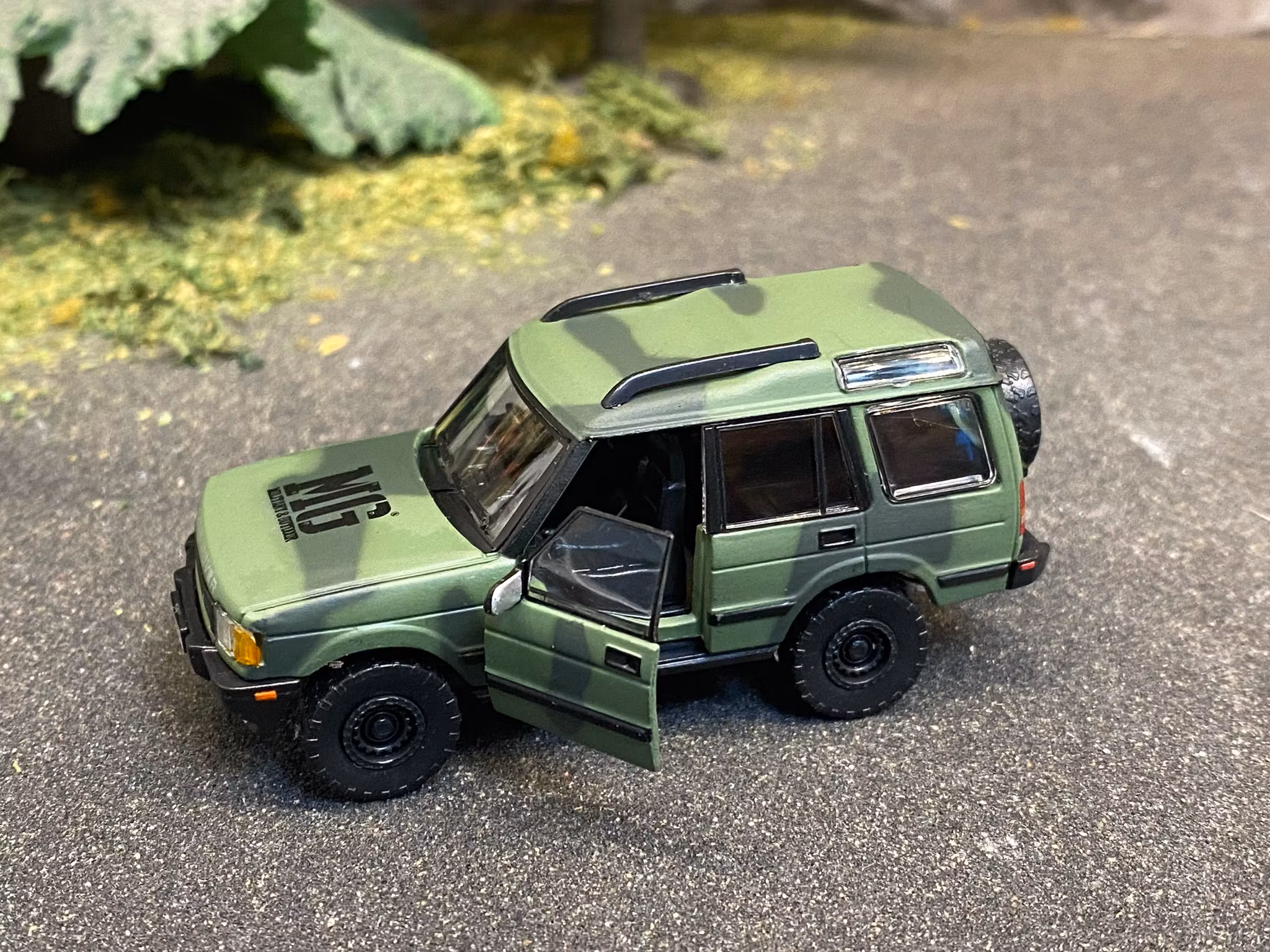 Skala 1/64 Military equipped Land Rover Discovery 1 w accessories fr BM Creations + MG