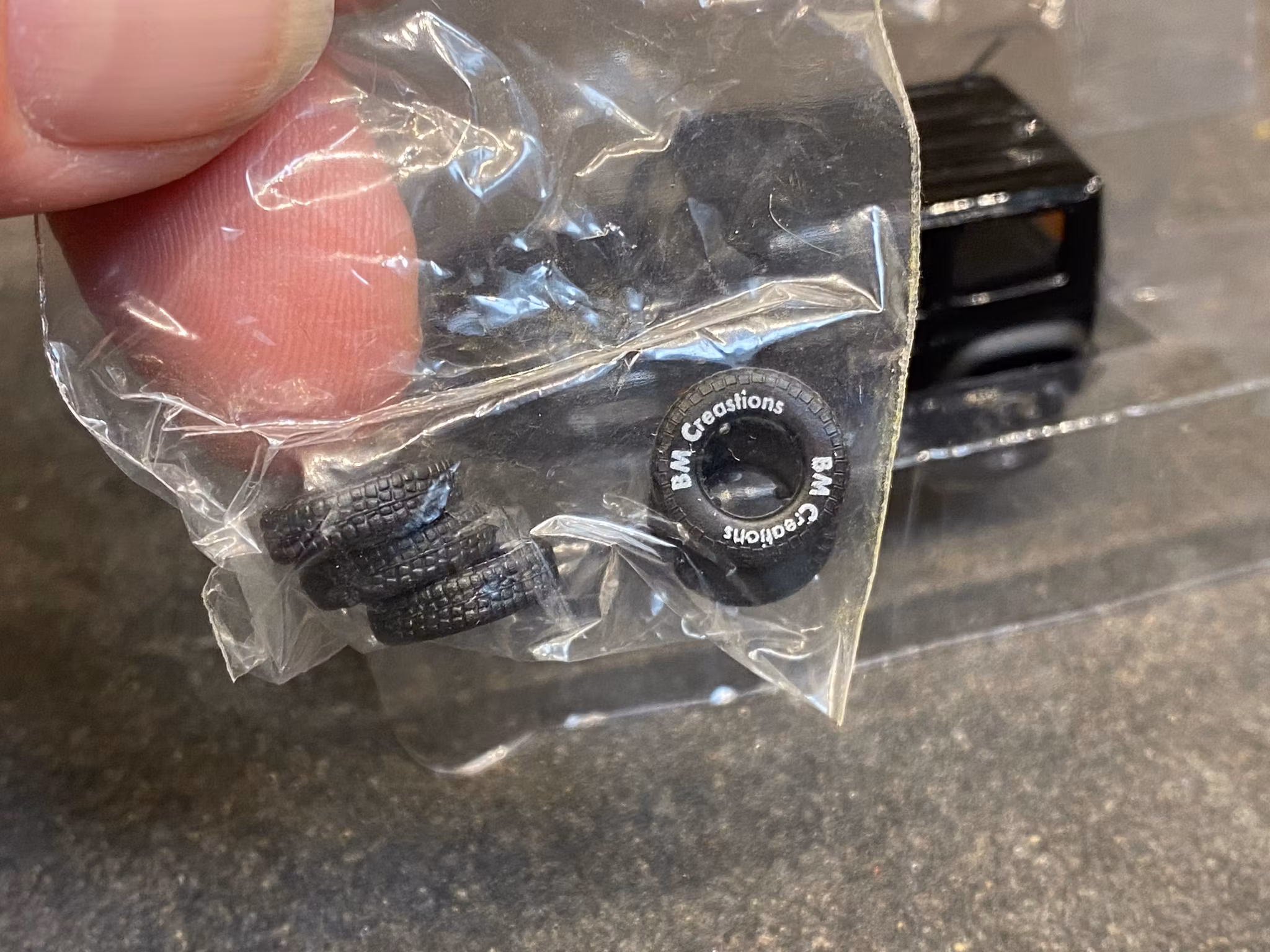 Skala 1/64 Suzuki Jimny Sierra, Black w extra tires - BM Creations