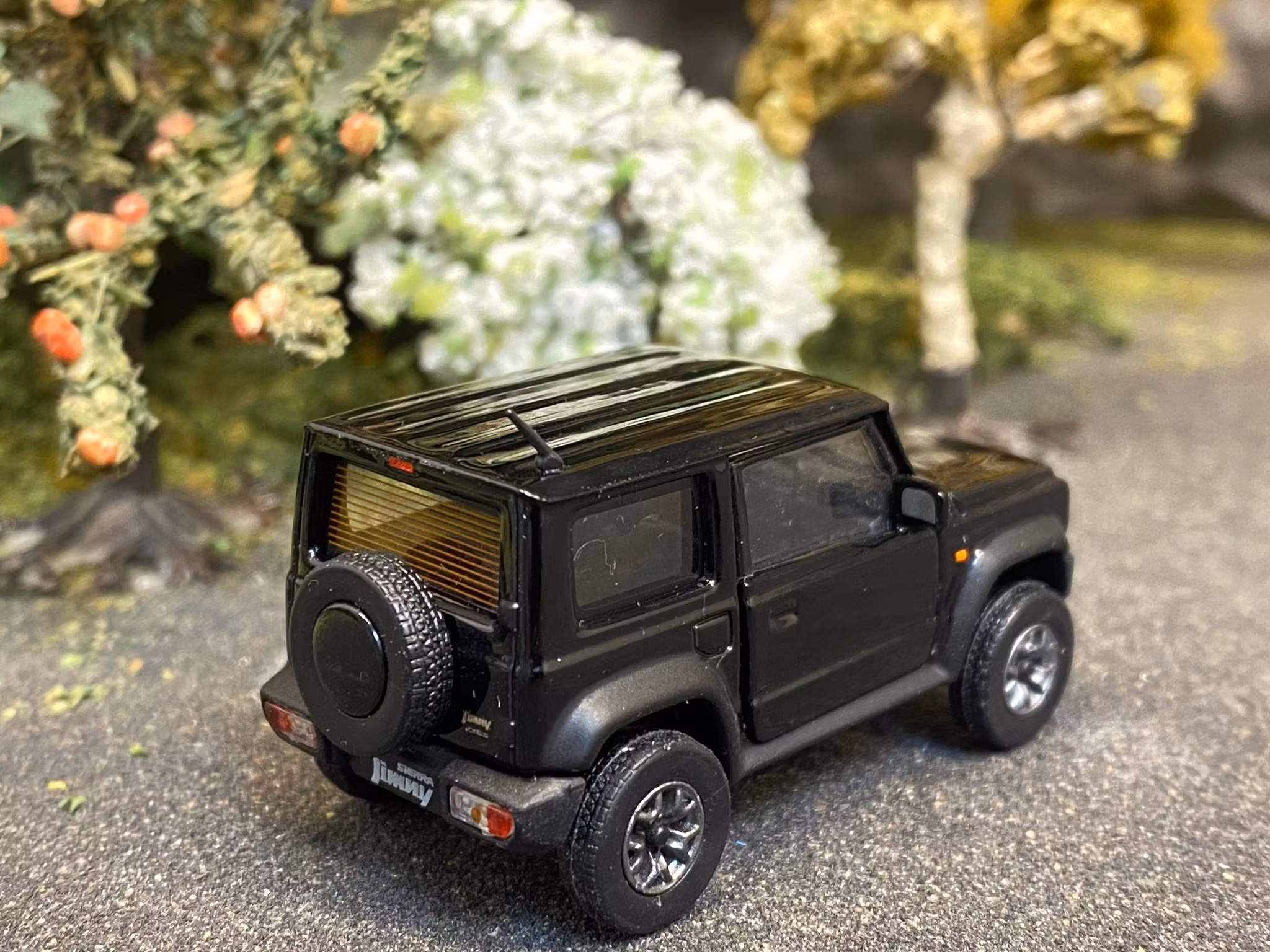 Skala 1/64 Suzuki Jimny Sierra, Black w extra tires - BM Creations