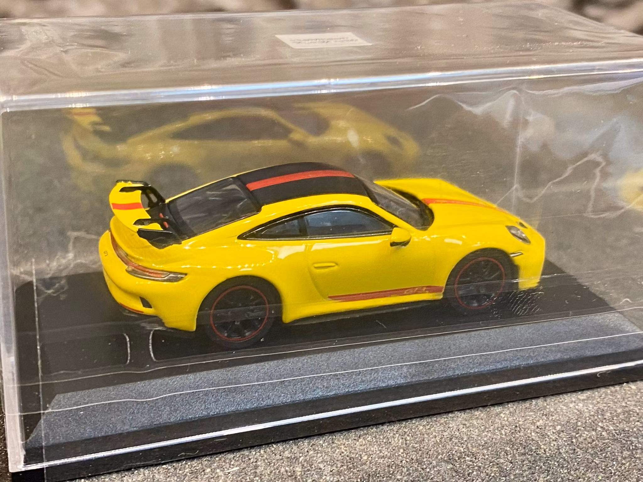 Skala 1/64 Porsche 911 (992) GT3, Racing Yellow fr Minichamps Limited Edition 1/1200 pcs