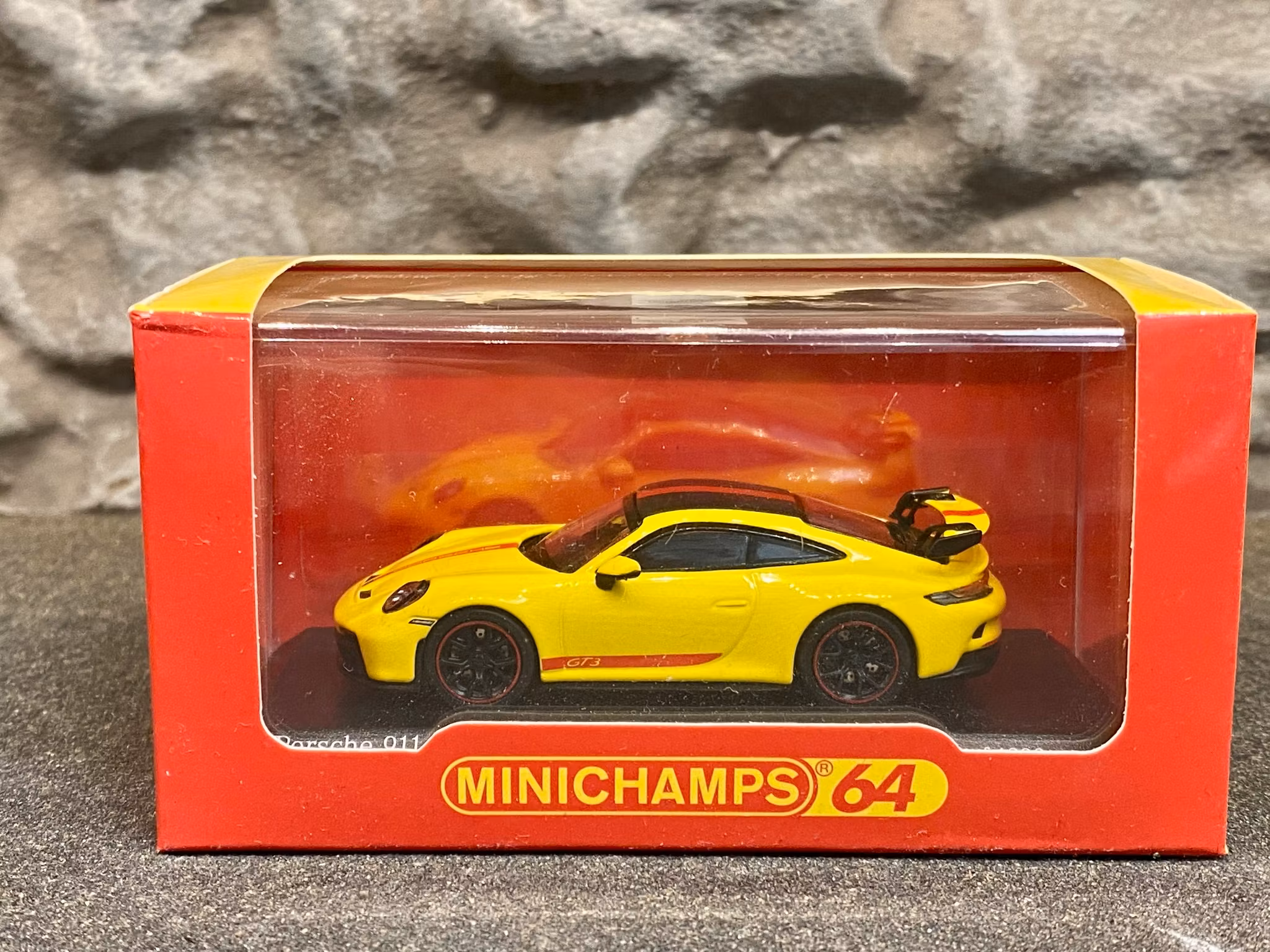 Skala 1/64 Porsche 911 (992) GT3, Racing Yellow fr Minichamps Limited Edition 1/1200 pcs