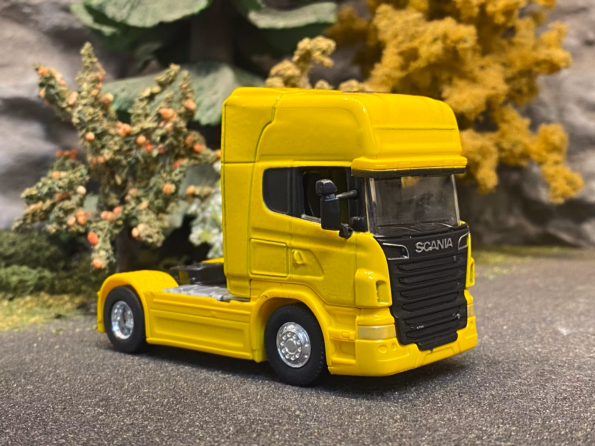 Skala 1/64 - Scania V8 R730 tractor 2-axle, yellow fr Welly