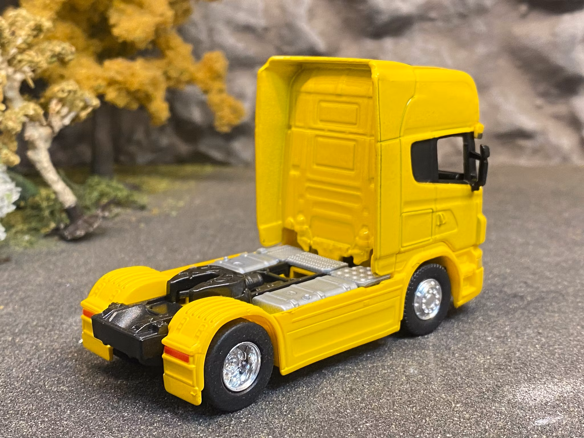 Skala 1/64 - Scania V8 R730 tractor 2-axle, yellow fr Welly