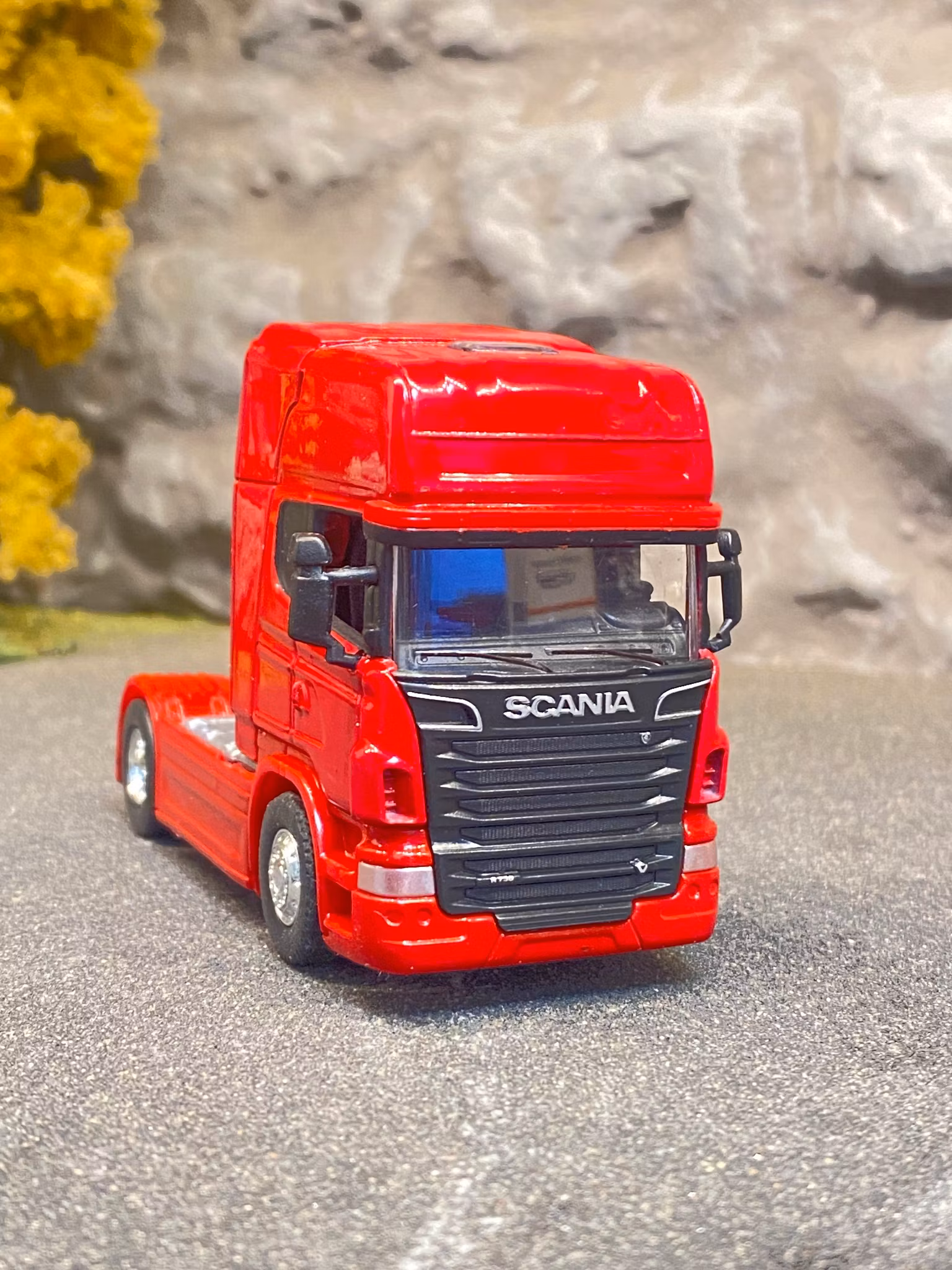 Skala 1/64 - Scania V8 R730 tractor 2-axle, red fr Welly