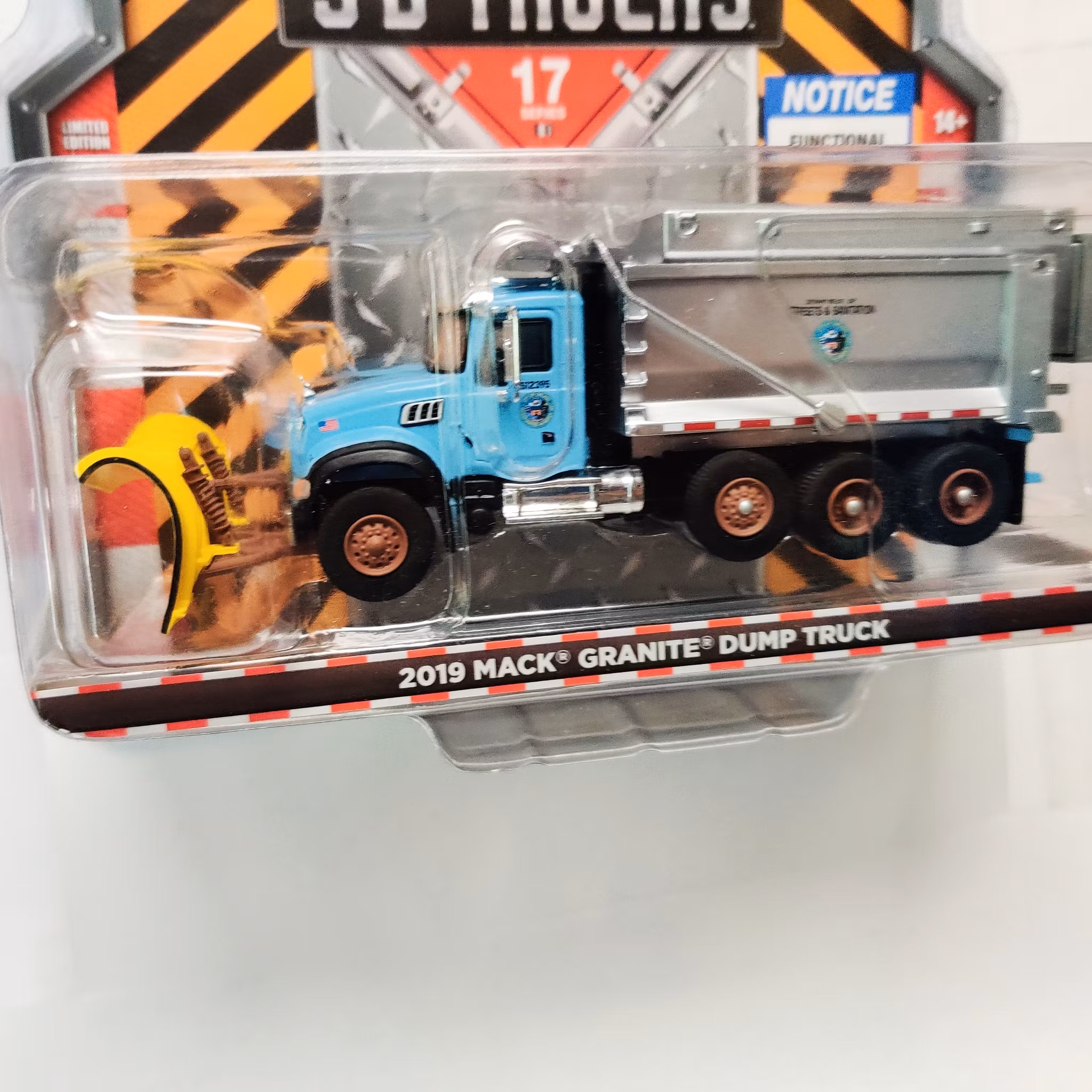 Skala 1/64 Mack Granite Dump Truck 19' "S.D. Truck series 17" från GreenLight