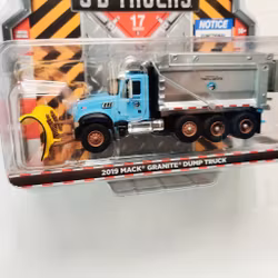 Skala 1/64 Mack Granite Dump Truck 19' "S.D. Truck series 17" från GreenLight
