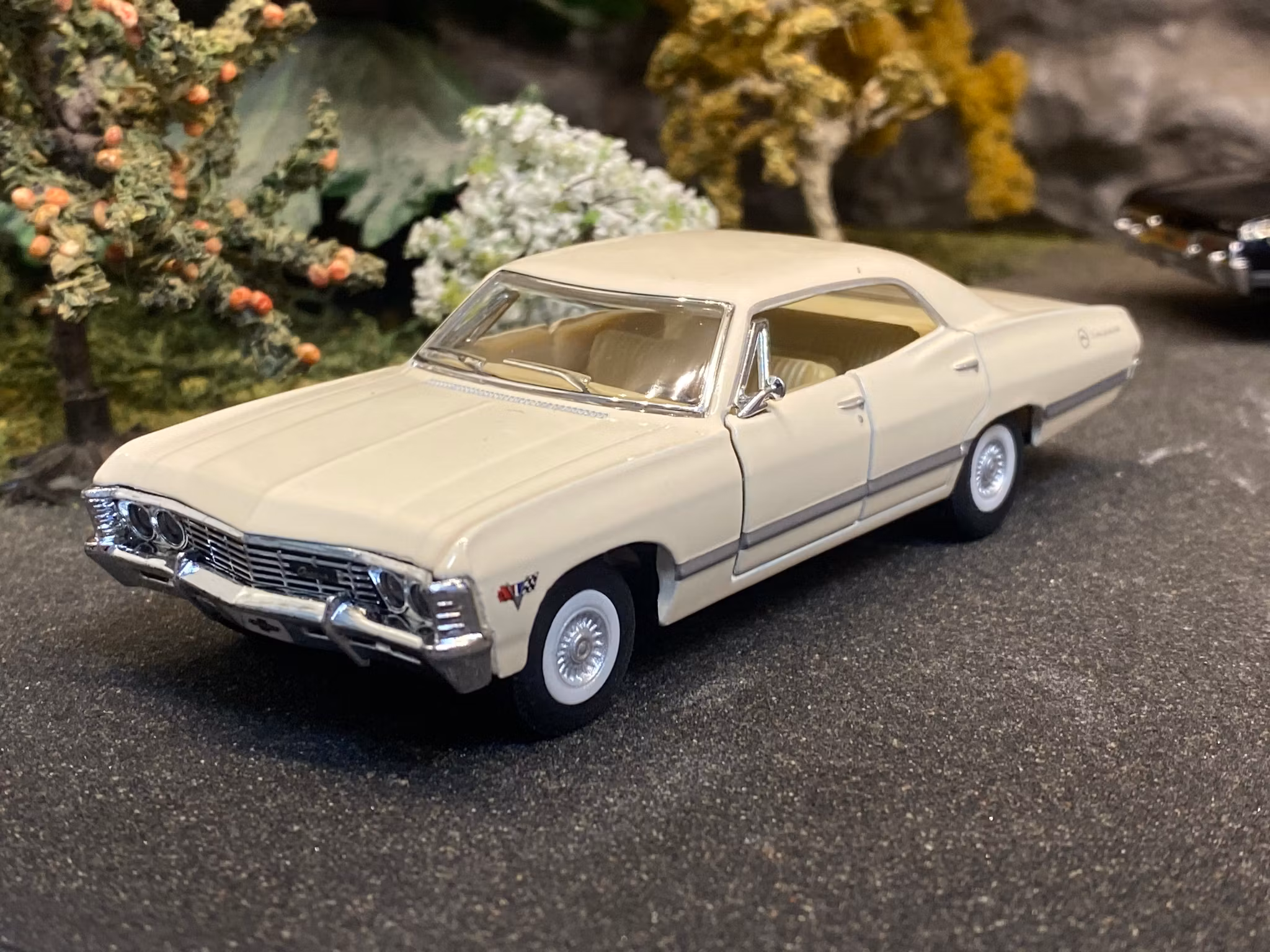 Skala 1/43 Chevrolet Impala 1967, Creme fr Kinsmart