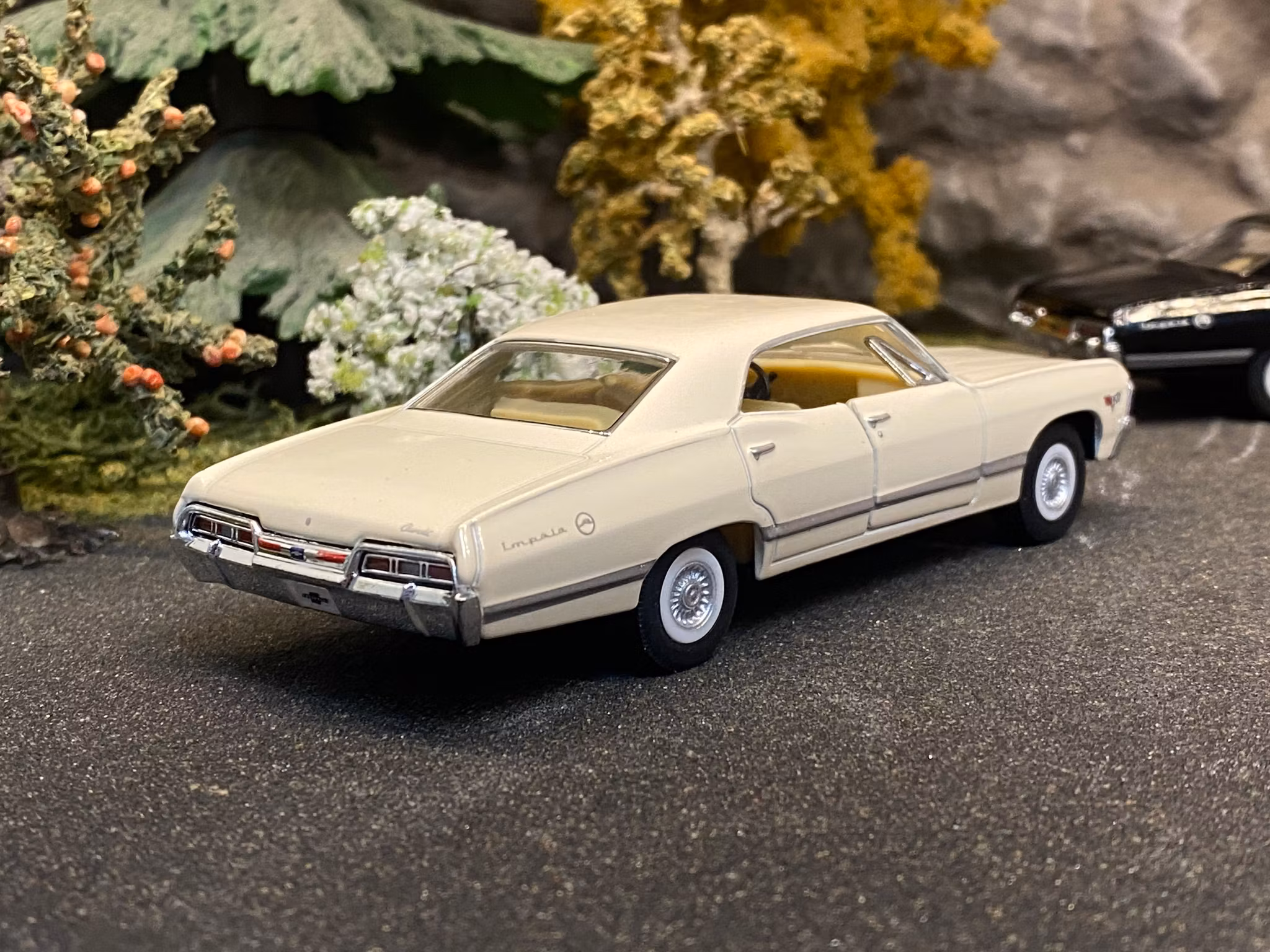 Skala 1/43 Chevrolet Impala 1967, Creme fr Kinsmart