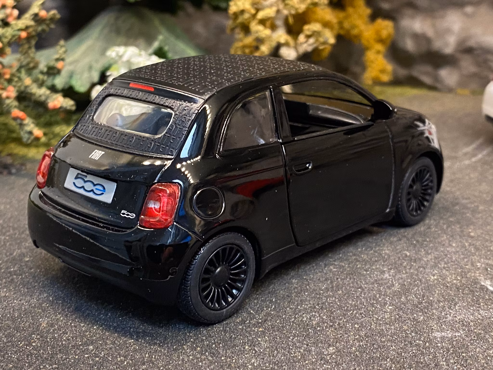 Skala 1/24 (1/28) Fiat 500e, Black fr Kinsmart