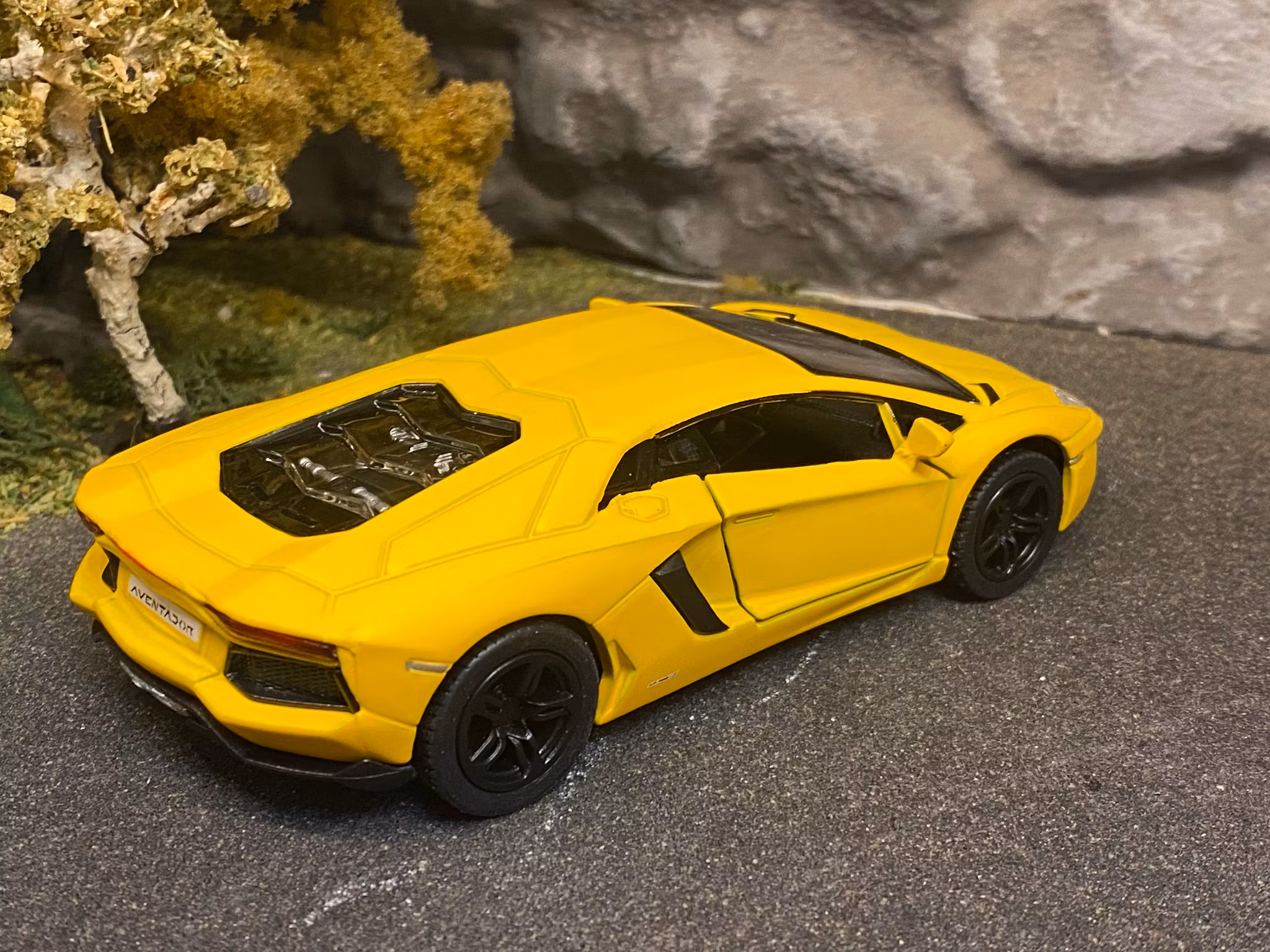 Skala 1/38 Lamborghini Aventador LP 700-4, Matte Yellow fr Kinsmart