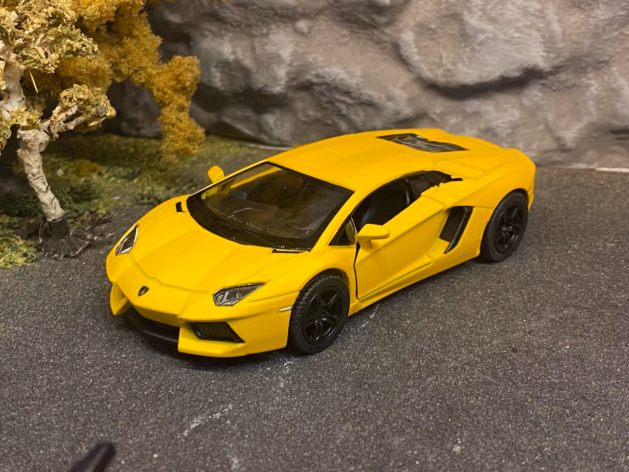 Skala 1/38 Lamborghini Aventador LP 700-4, Matte Yellow fr Kinsmart