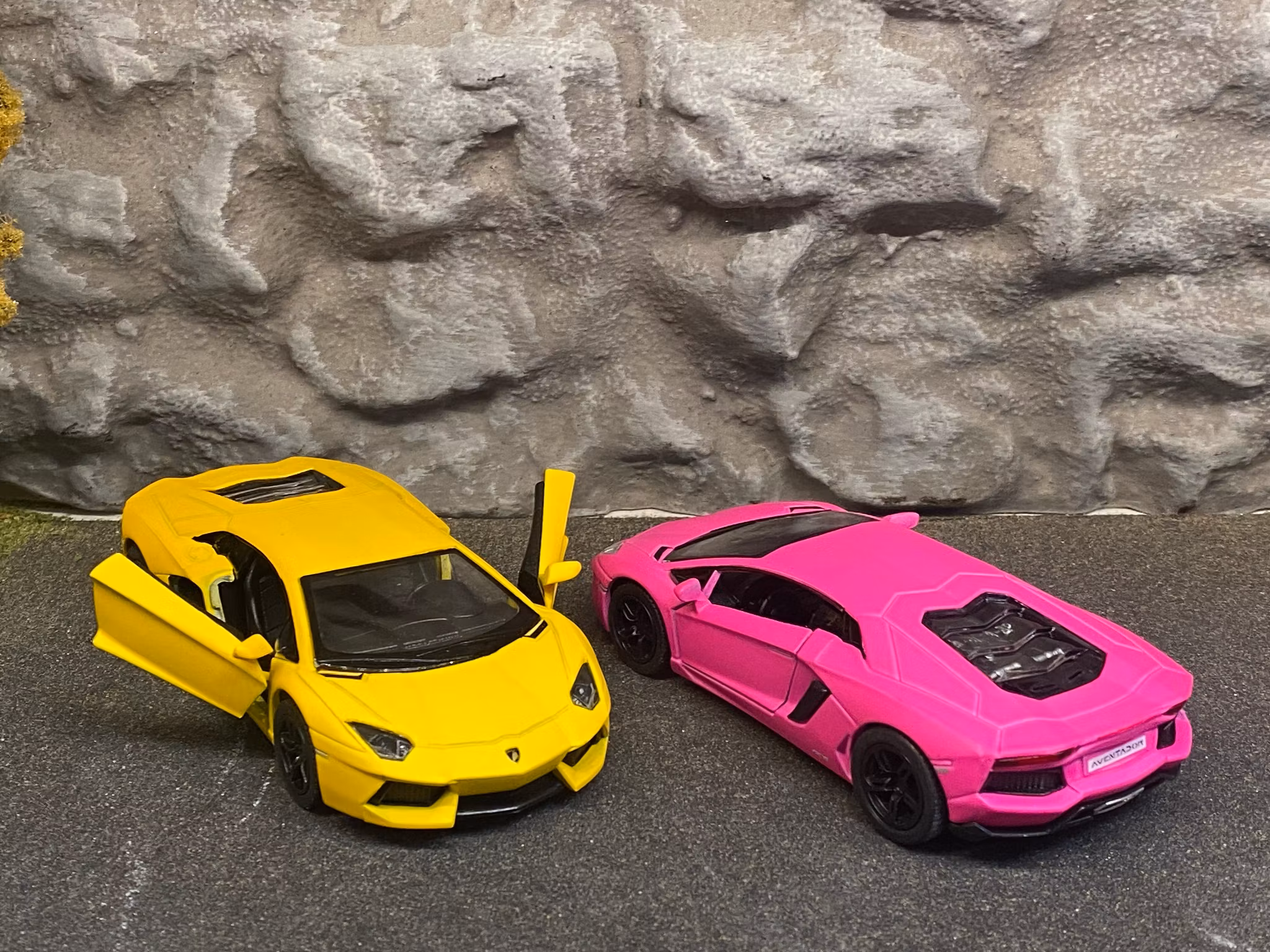 Skala 1/38 Lamborghini Aventador LP 700-4, Matte Yellow fr Kinsmart