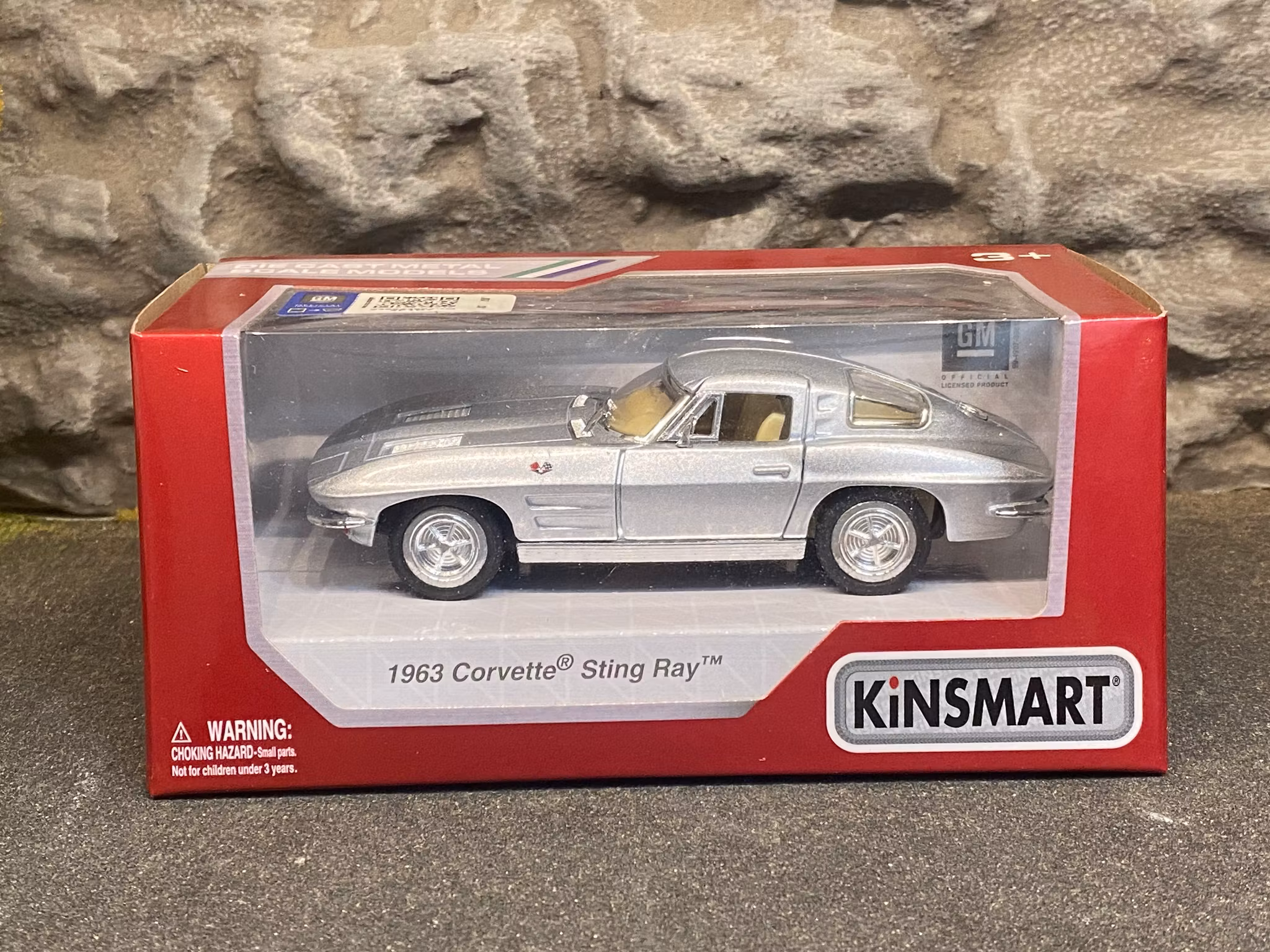 Skala 1/43 Chevrolet Corvette Sting Ray 1963, Silver, with box/låda fr Kinsmart