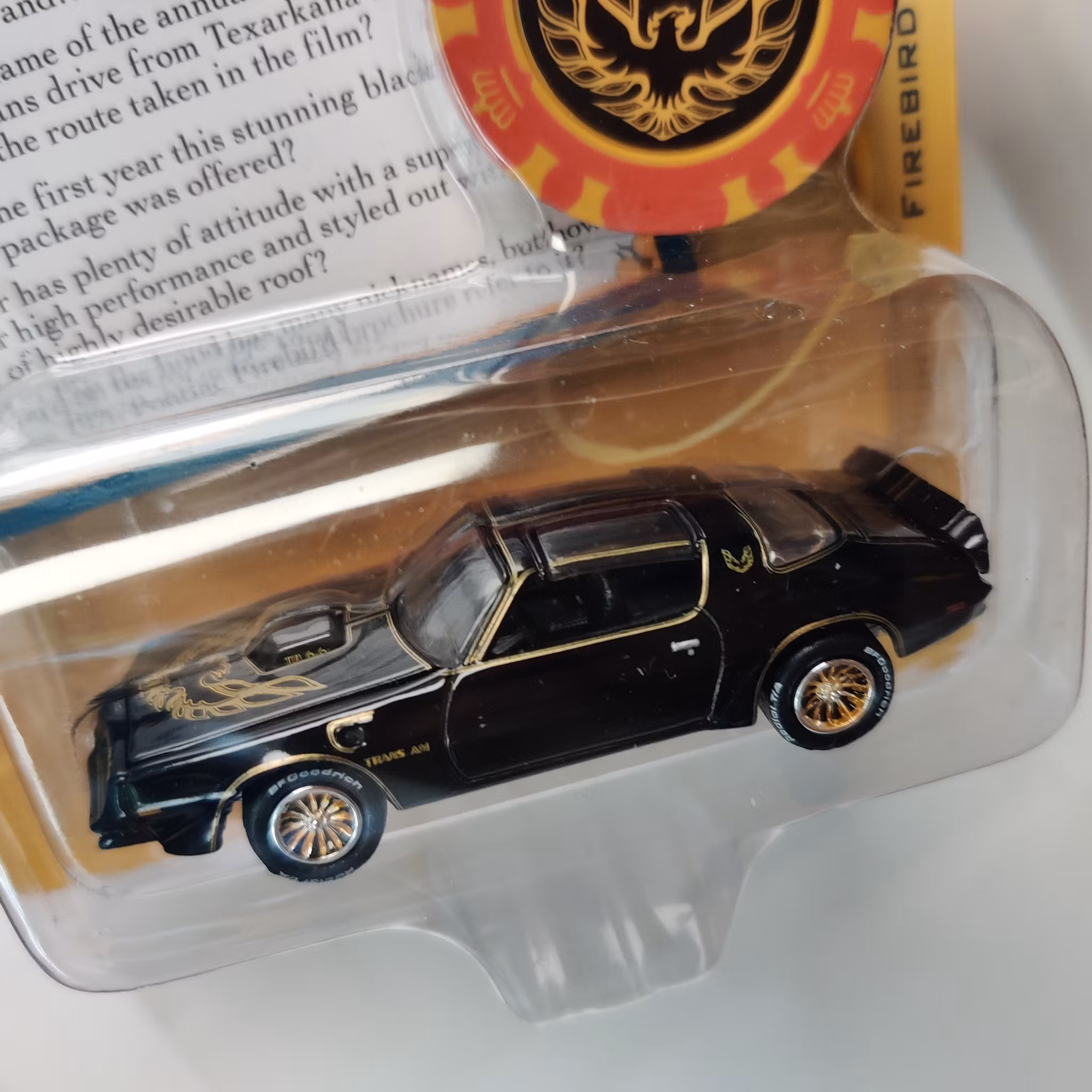 Skala 1/64 - Pontiac Firebird TA 77' "Trivial Pursuit - POP Culture" från Johnny Lightning