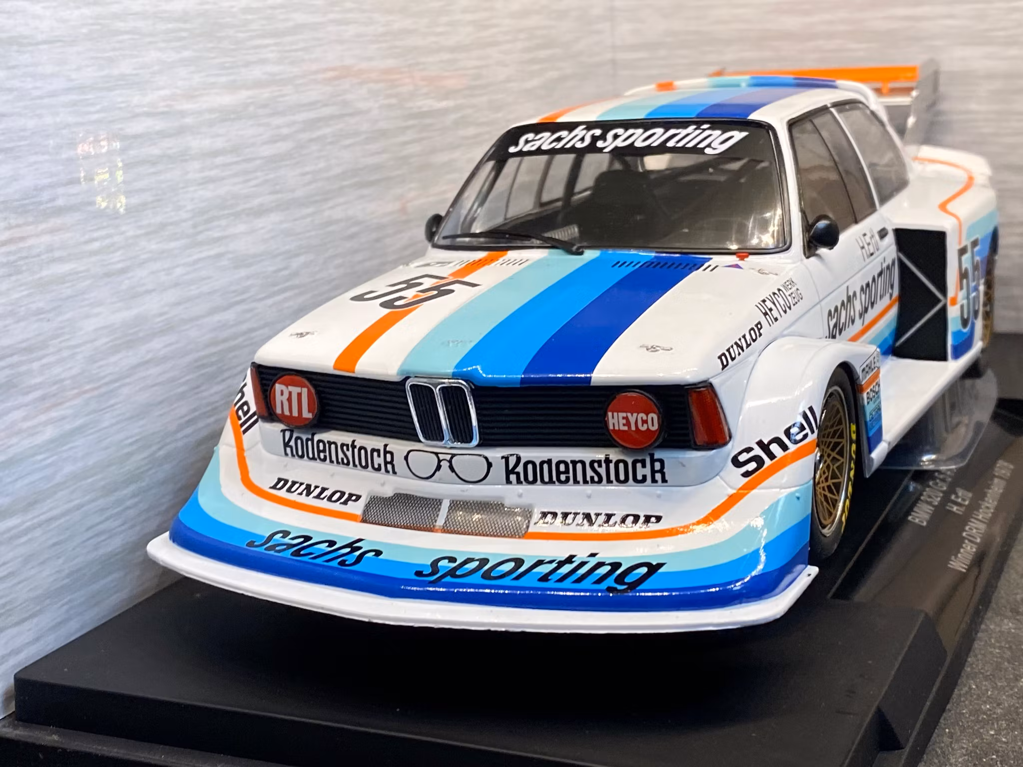 Skala 1/18 BMW 320 Gr.5, No.55, Sachs, DRM, Nürburgring 1978 fr MCG/Model Car Group