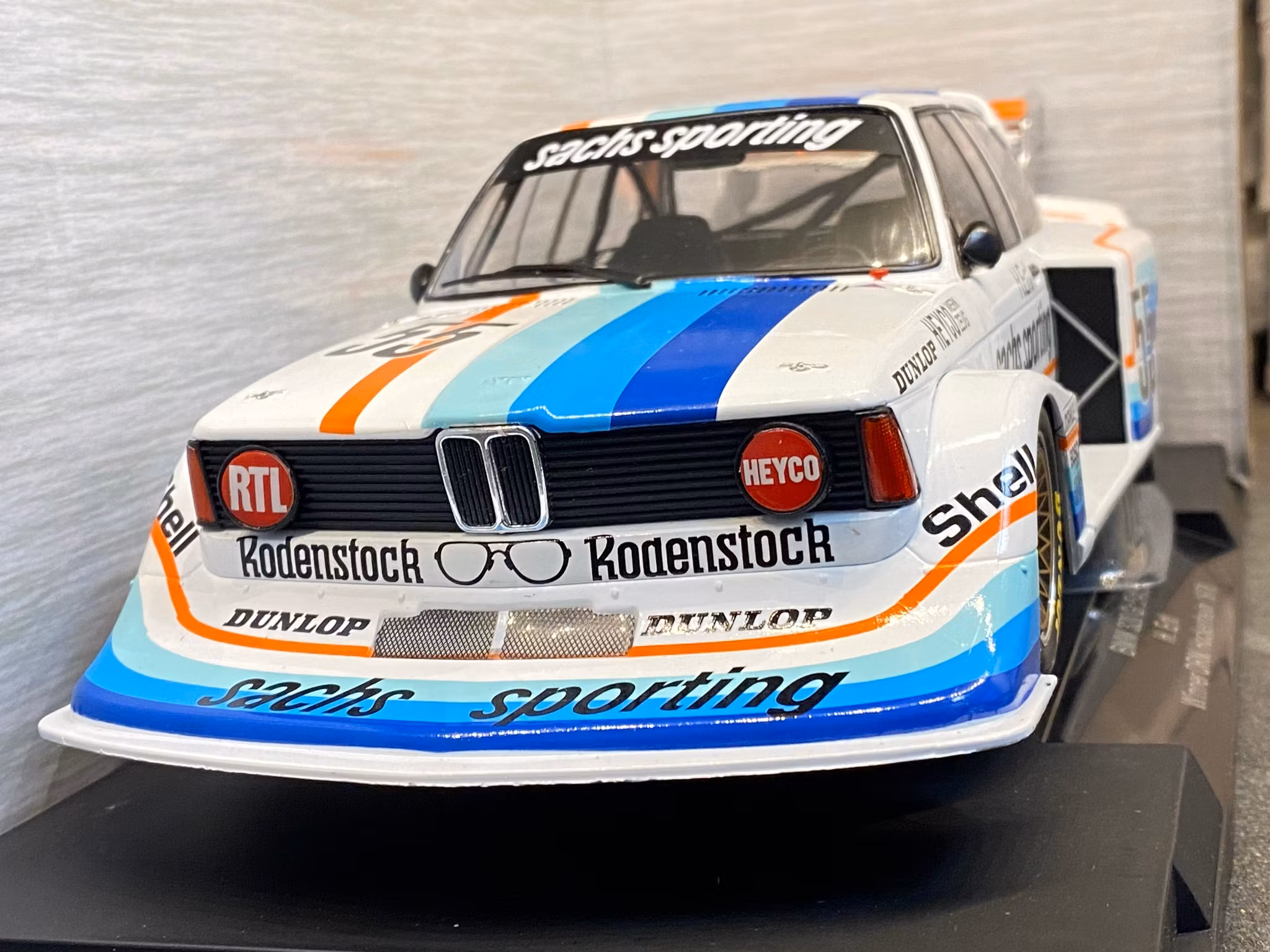 Skala 1/18 BMW 320 Gr.5, No.55, Sachs, DRM, Nürburgring 1978 fr MCG/Model Car Group