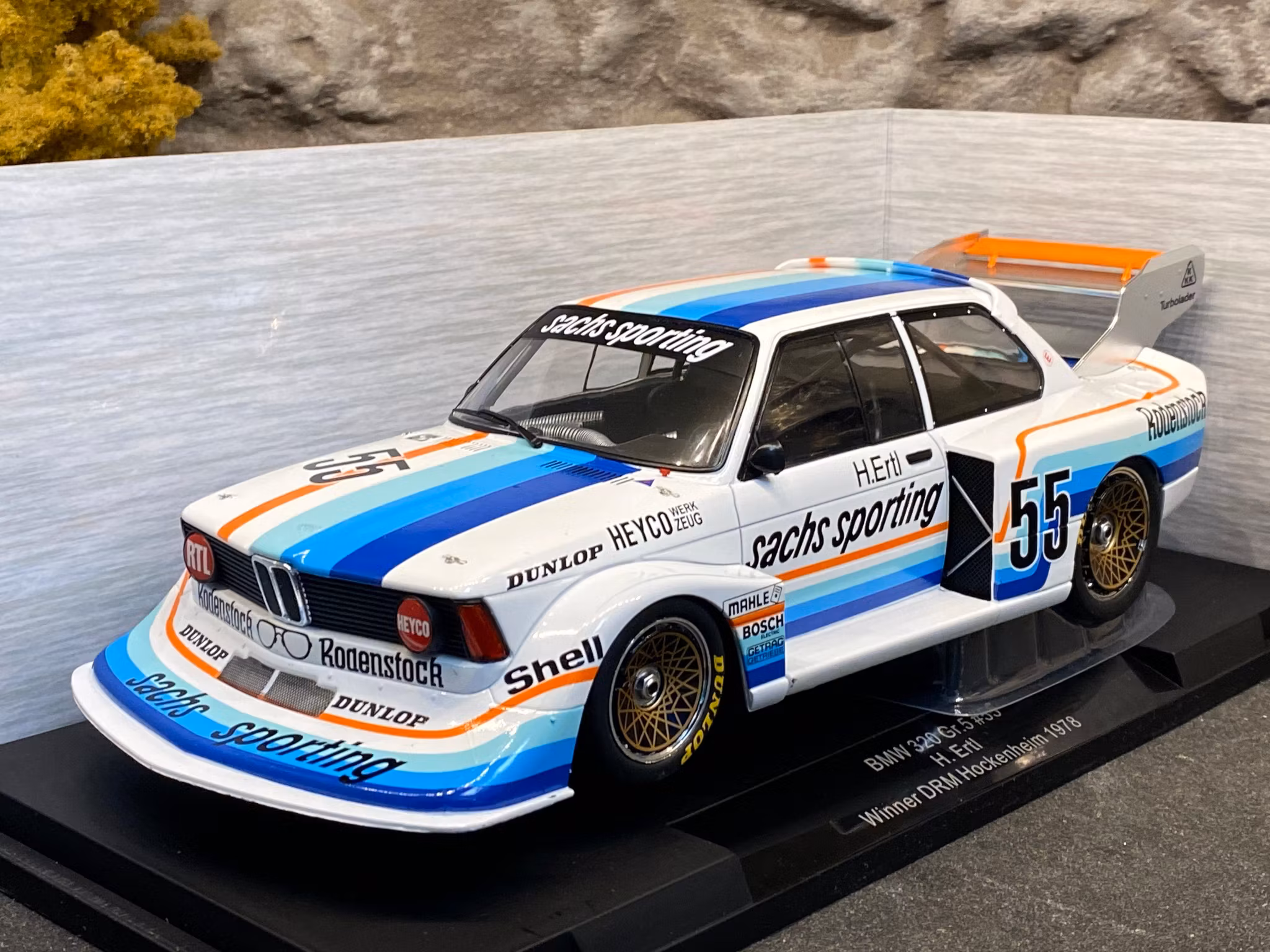 Skala 1/18 BMW 320 Gr.5, No.55, Sachs, DRM, Nürburgring 1978 fr MCG/Model Car Group