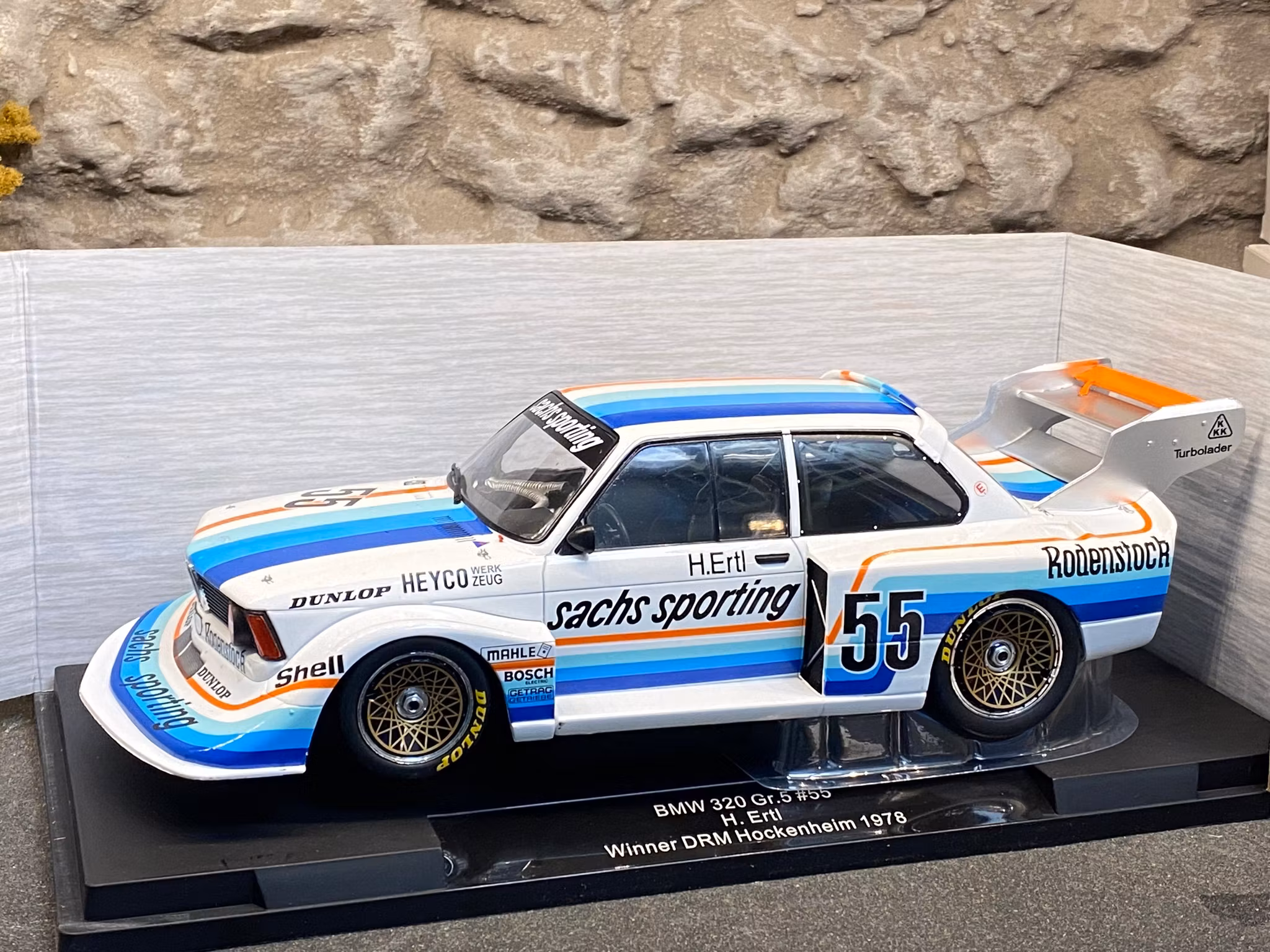 Skala 1/18 BMW 320 Gr.5, No.55, Sachs, DRM, Nürburgring 1978 fr MCG/Model Car Group