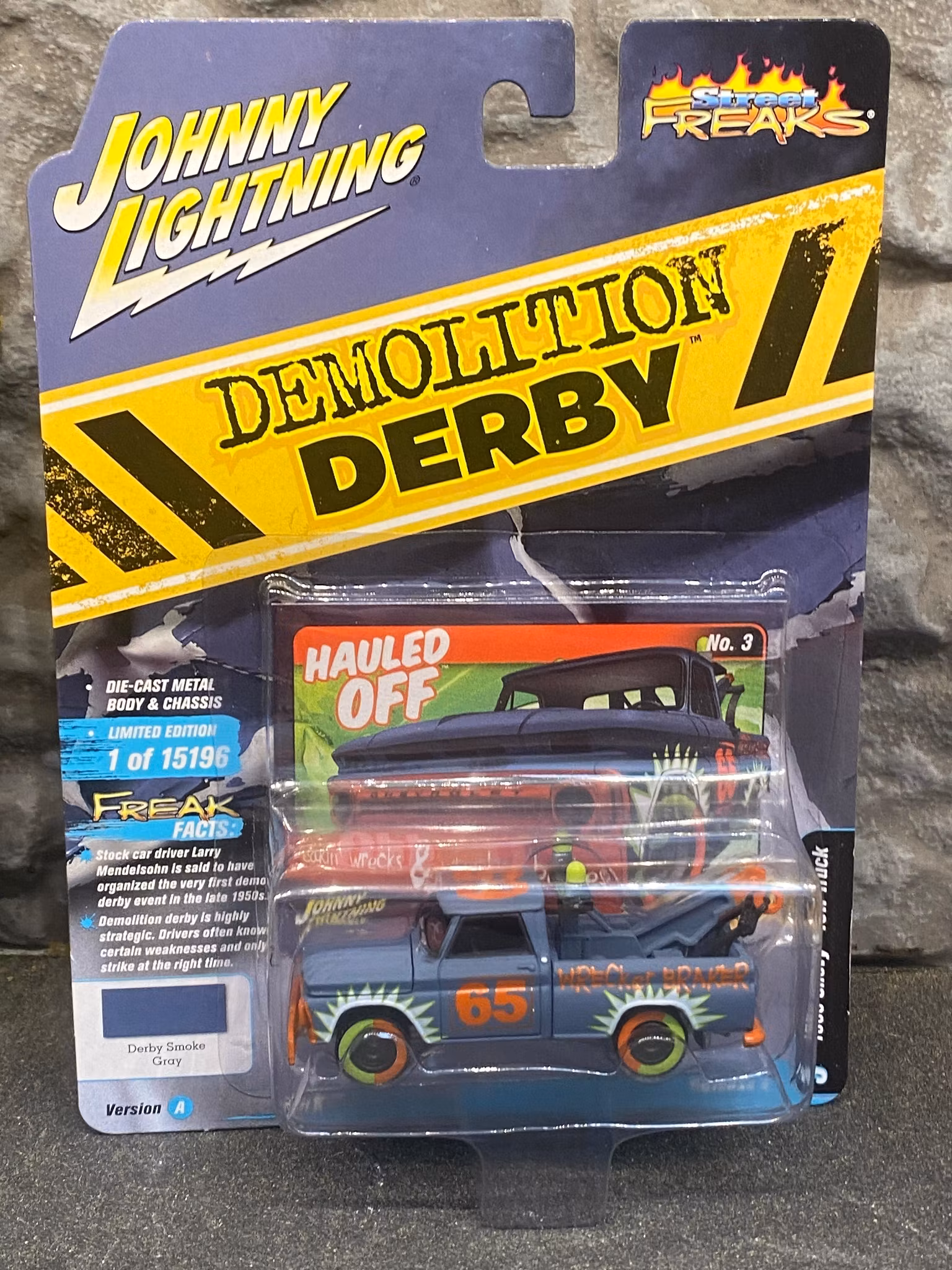 Skala 1/64 Chevrolet Truck Tow Truck, Demolition Derby, Flat Smoke fr Johnny Lightning