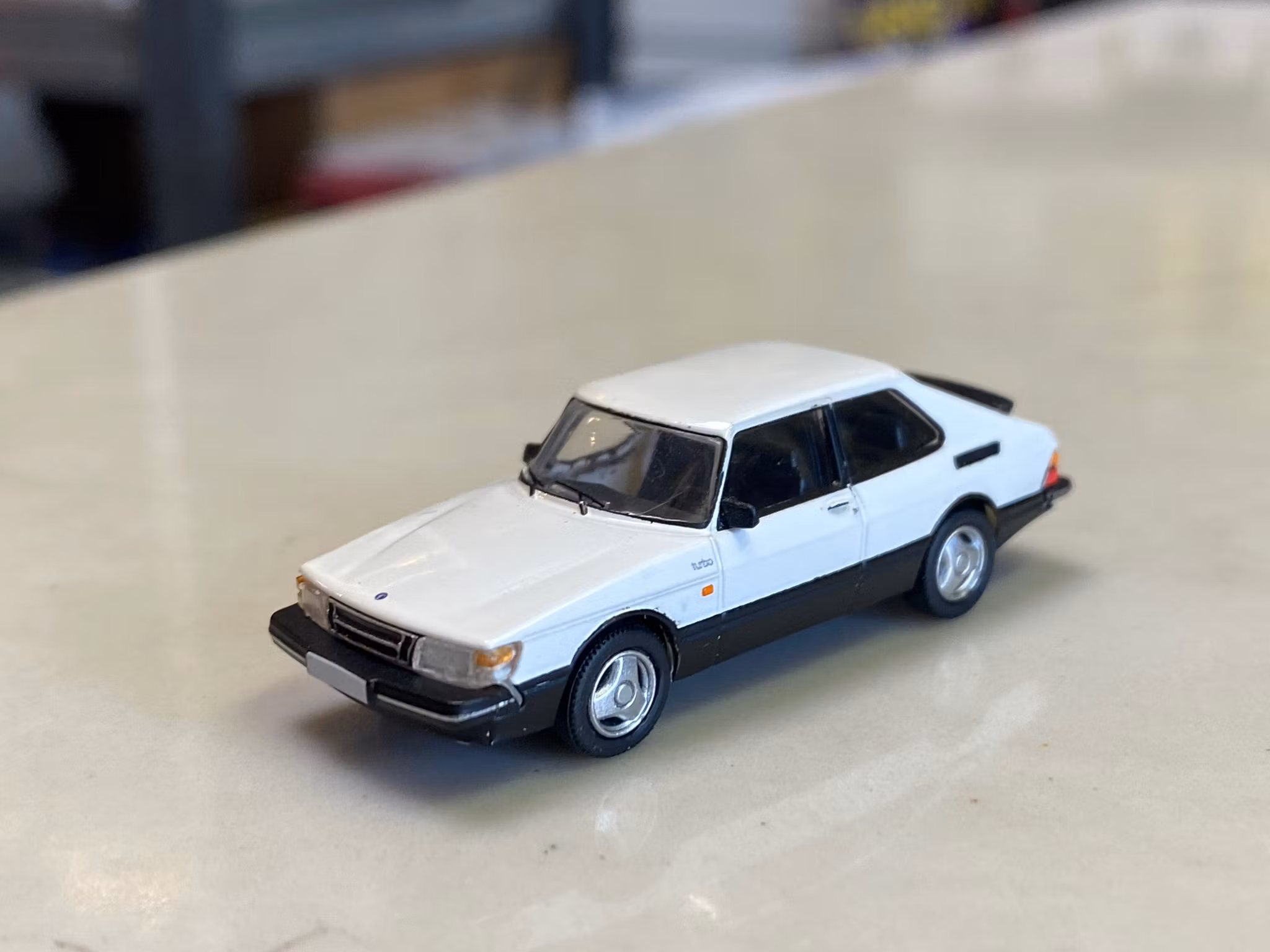 Skala 1/87 - SAAB 900 Turbo, White/black fr PCX87