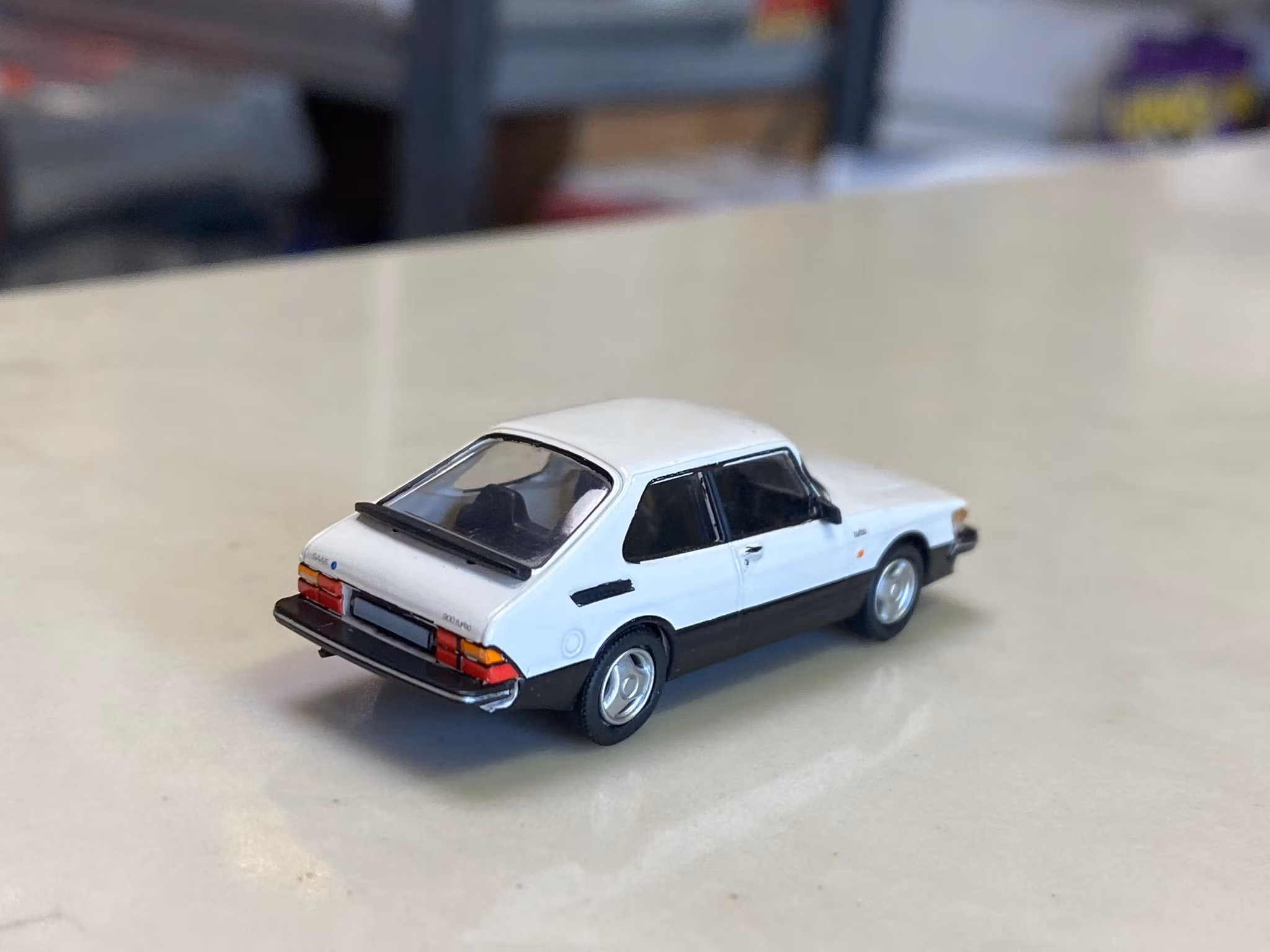 Skala 1/87 - SAAB 900 Turbo, White/black fr PCX87