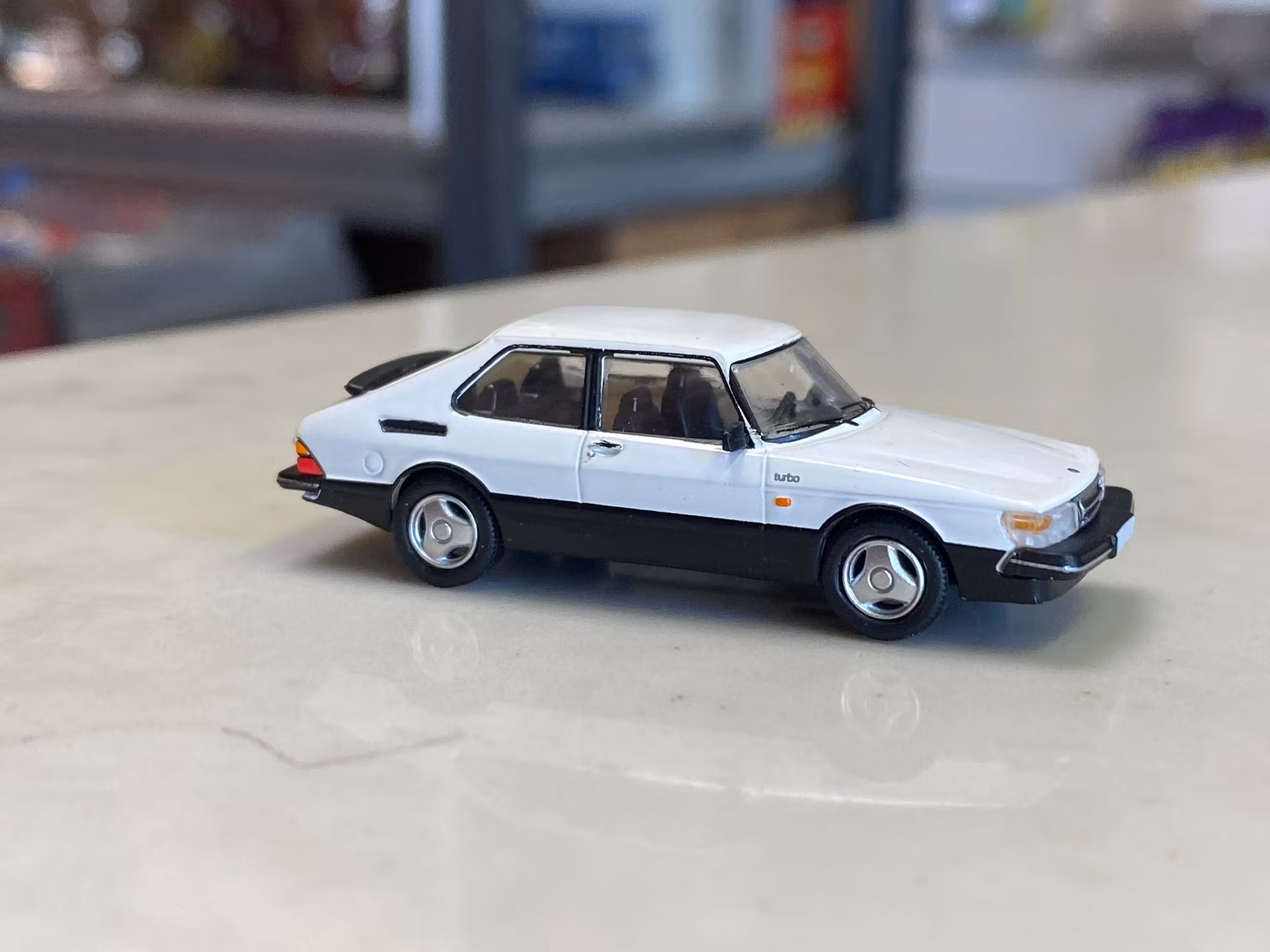 Skala 1/87 - SAAB 900 Turbo, White/black fr PCX87