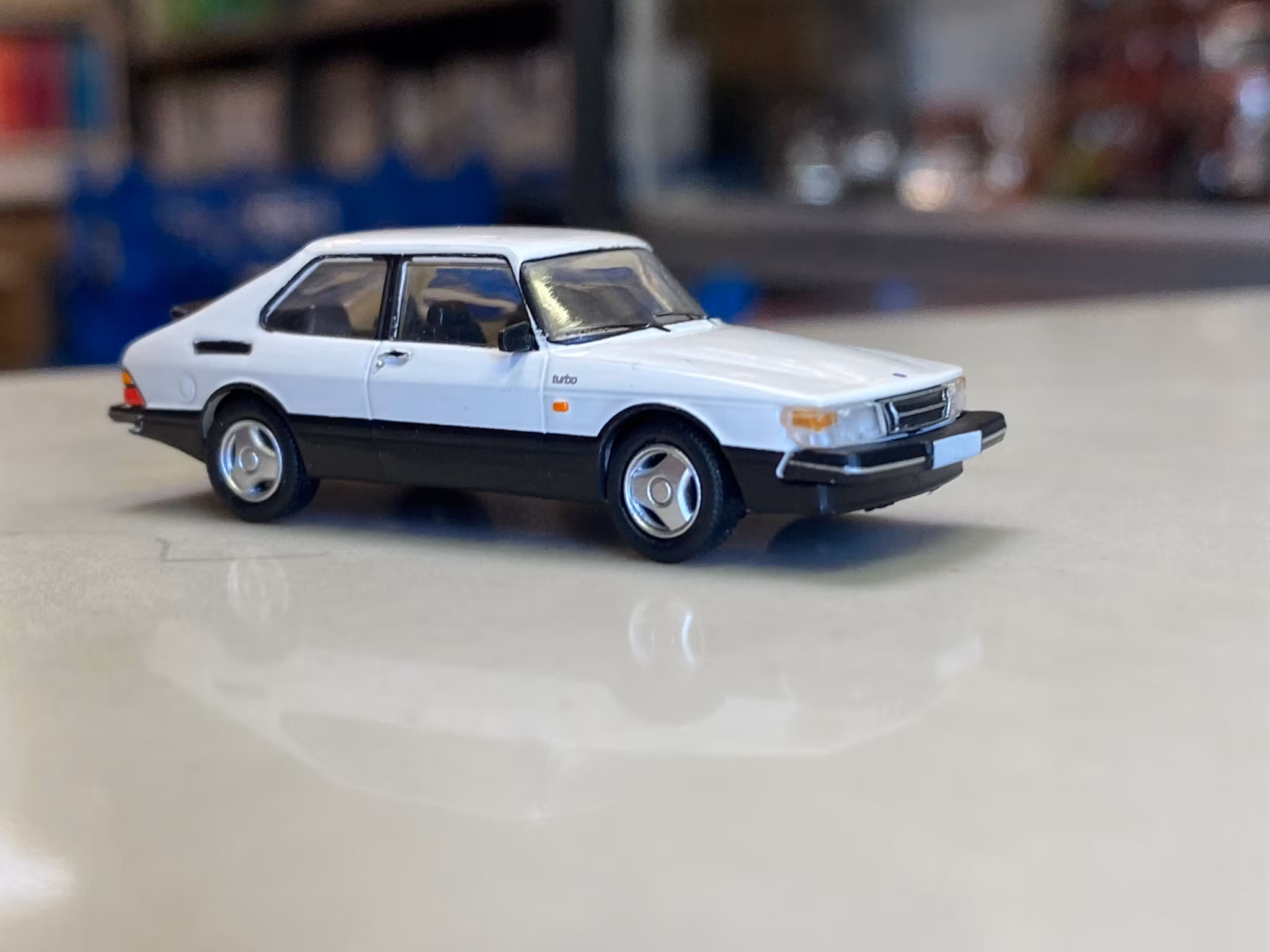 Skala 1/87 - SAAB 900 Turbo, White/black fr PCX87