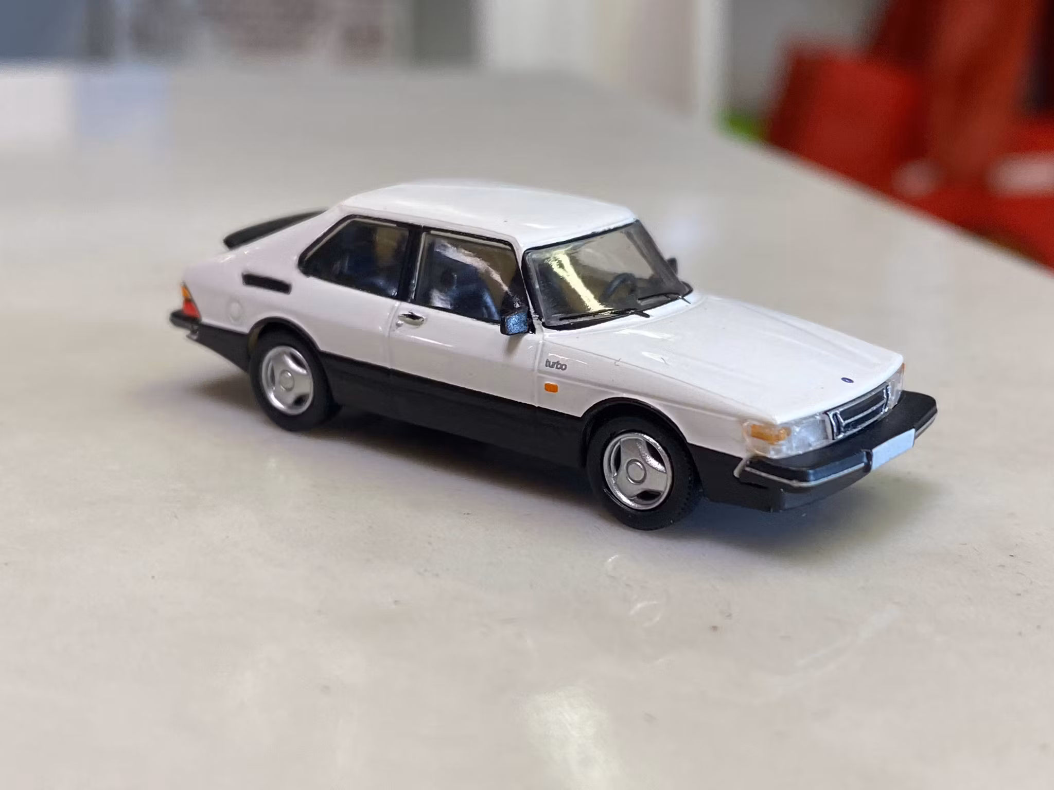 Skala 1/87 - SAAB 900 Turbo, White/black fr PCX87