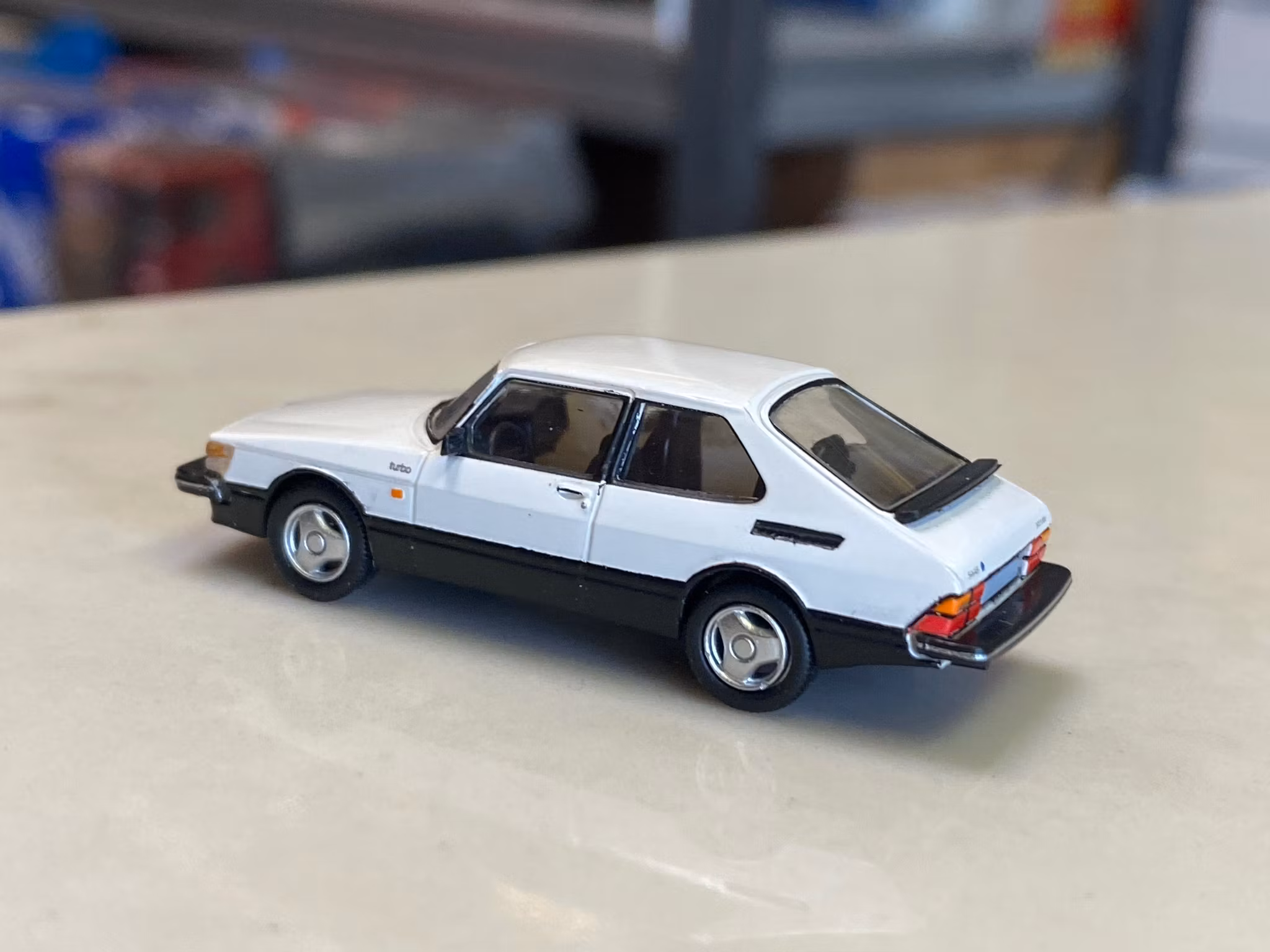 Skala 1/87 - SAAB 900 Turbo, White/black fr PCX87