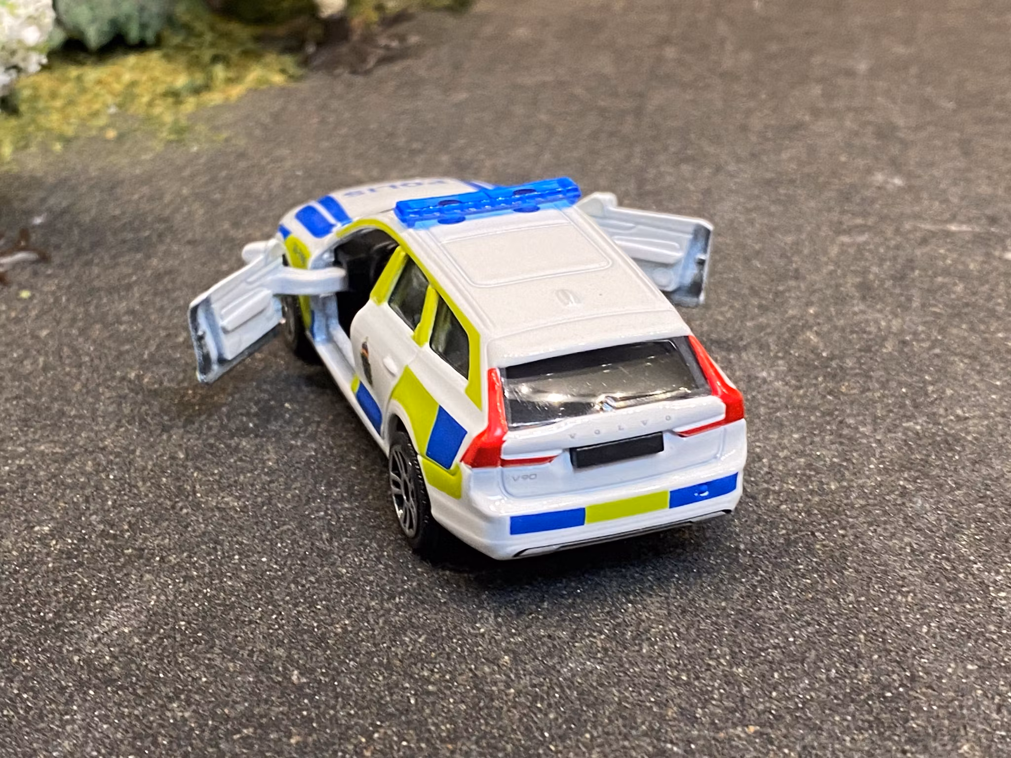 Skala 1/64 Volvo V90 Polis (Swedish police car) fr Majorette