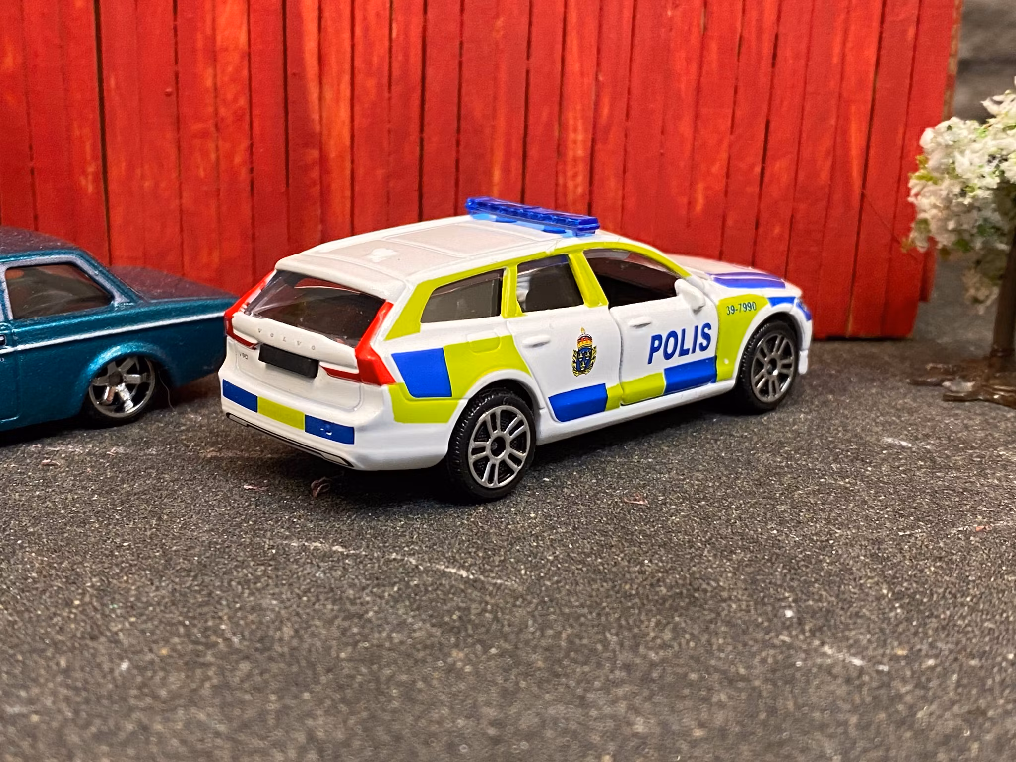 Skala 1/64 Volvo V90 Polis (Swedish police car) fr Majorette