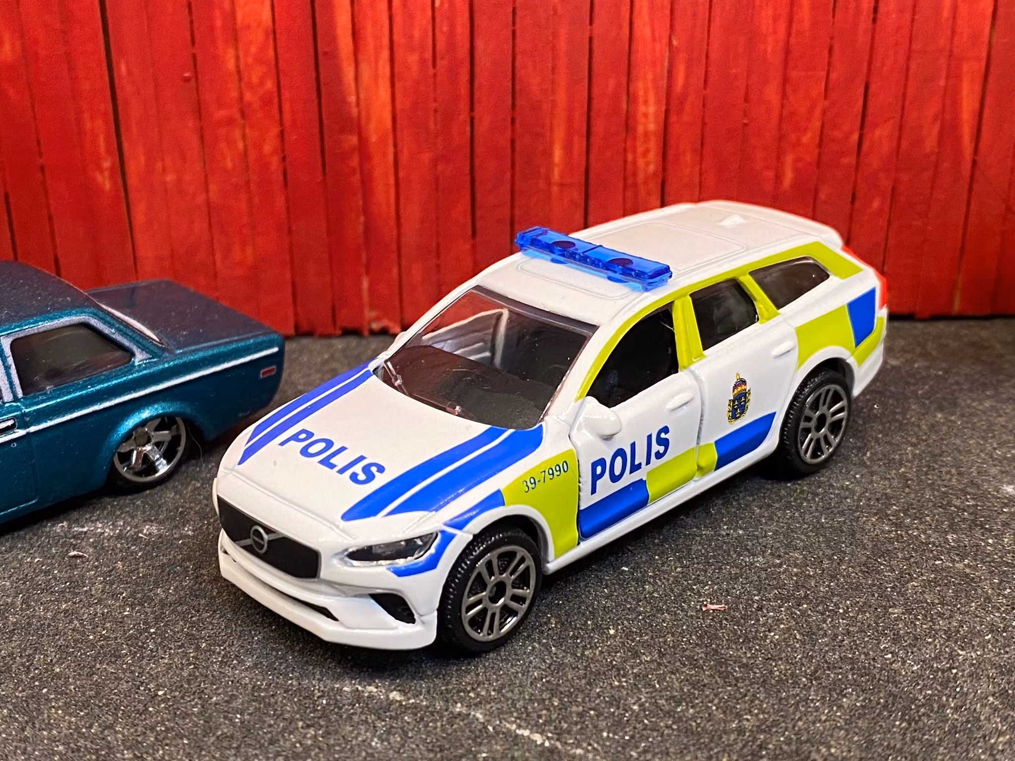 Skala 1/64 Volvo V90 Polis (Swedish police car) fr Majorette