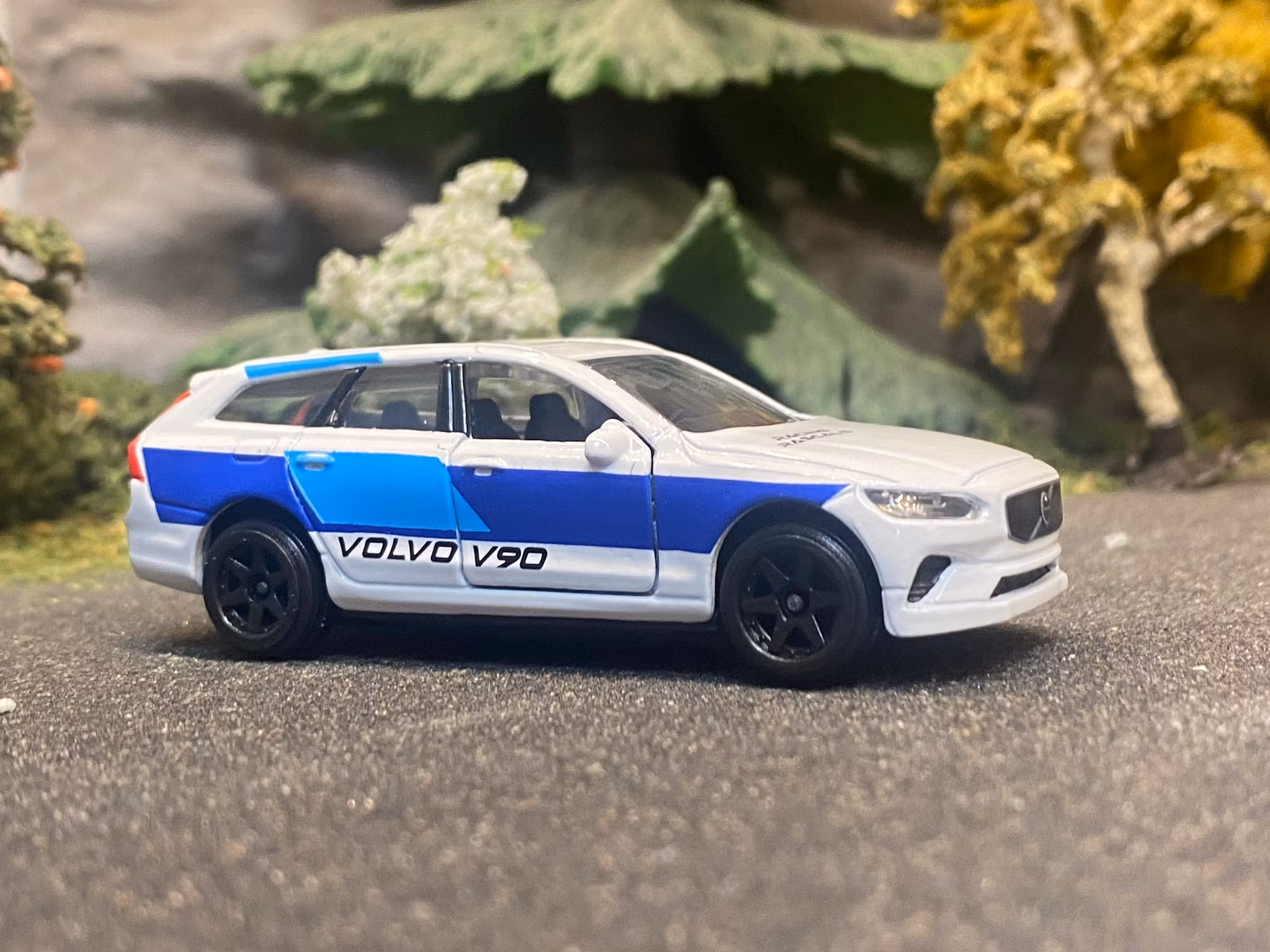 NEW! Skala 1/64 Volvo V90 - Racing cars fr Majorette