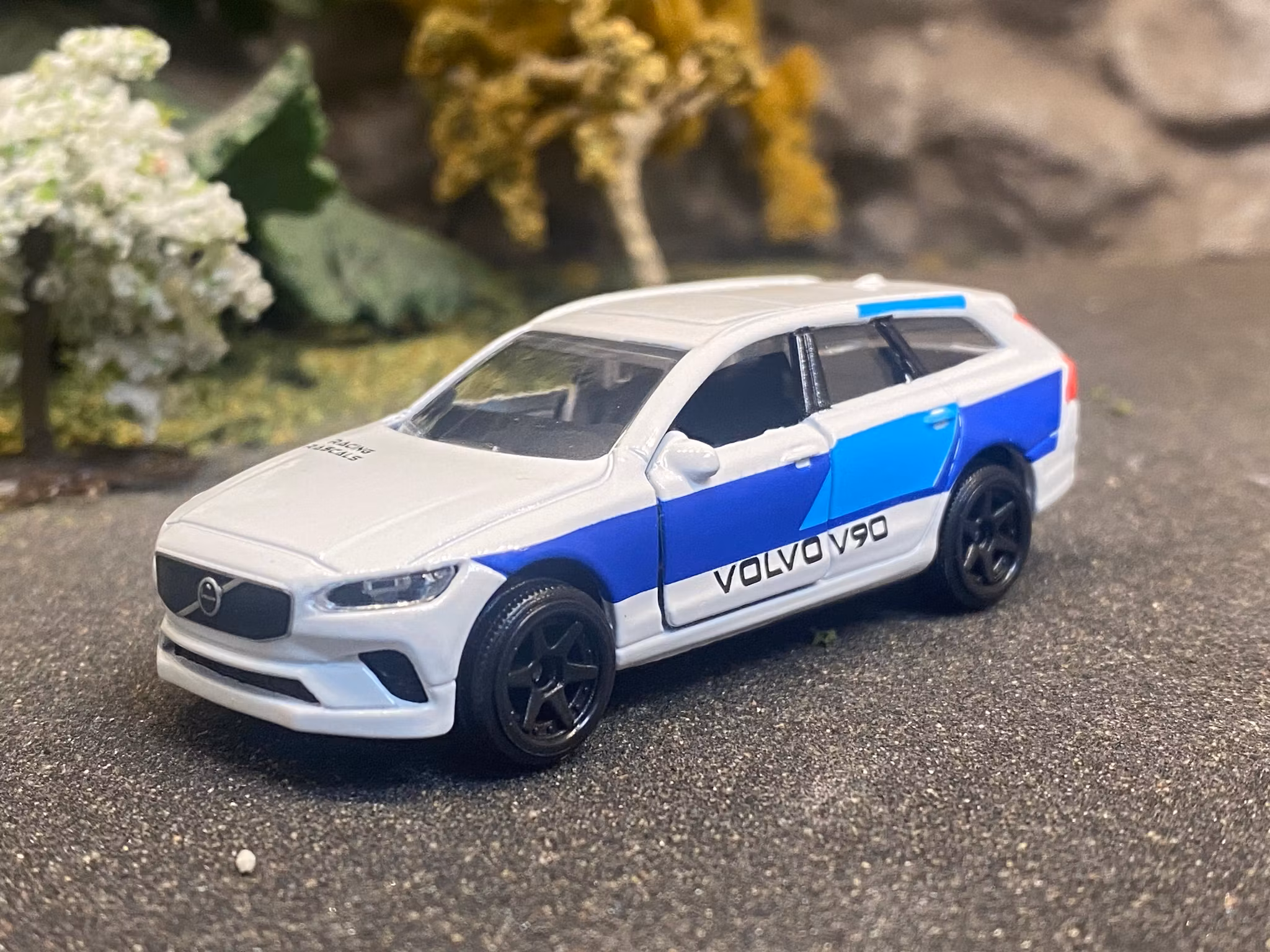 NEW! Skala 1/64 Volvo V90 - Racing cars fr Majorette