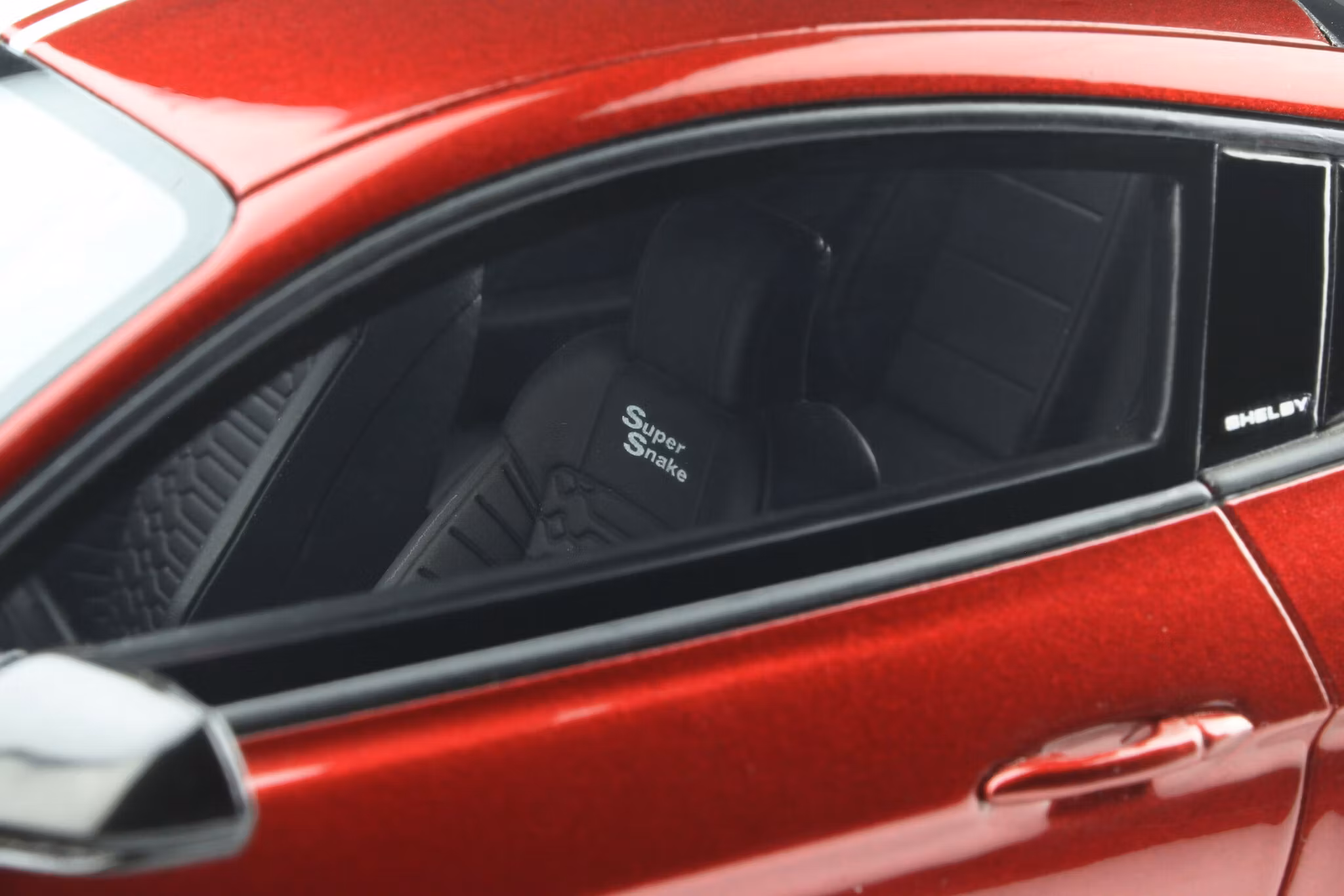 Skala 1/18 Shelby Mustang Super Snake Coupe fr GT Spirit (GT-397)