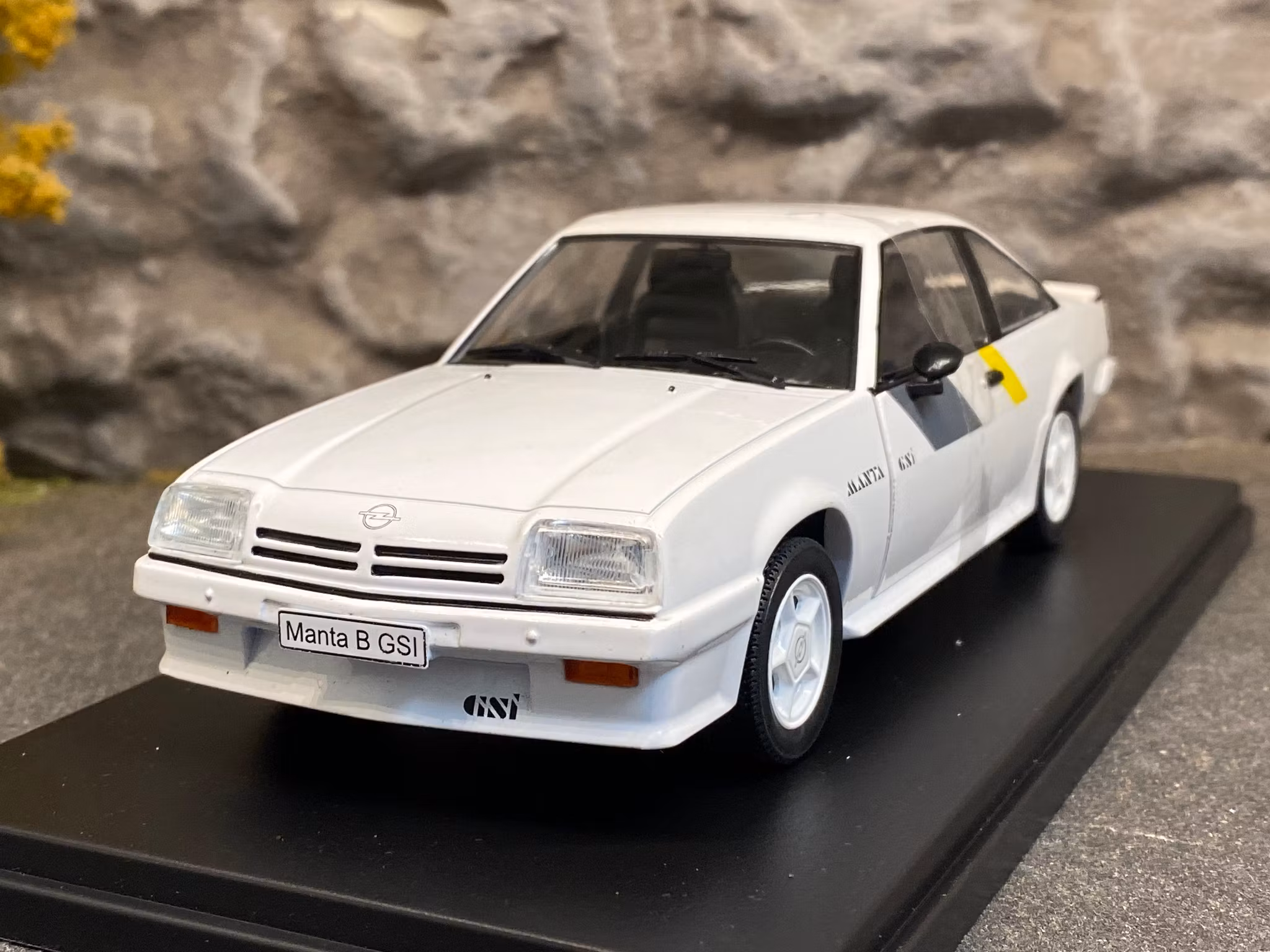 Skala 1/24 Opel Manta B 400, white w decor WhiteBox