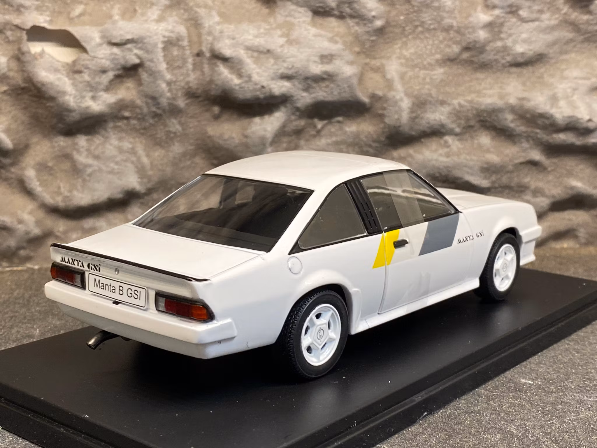 Skala 1/24 Opel Manta B 400, white w decor WhiteBox