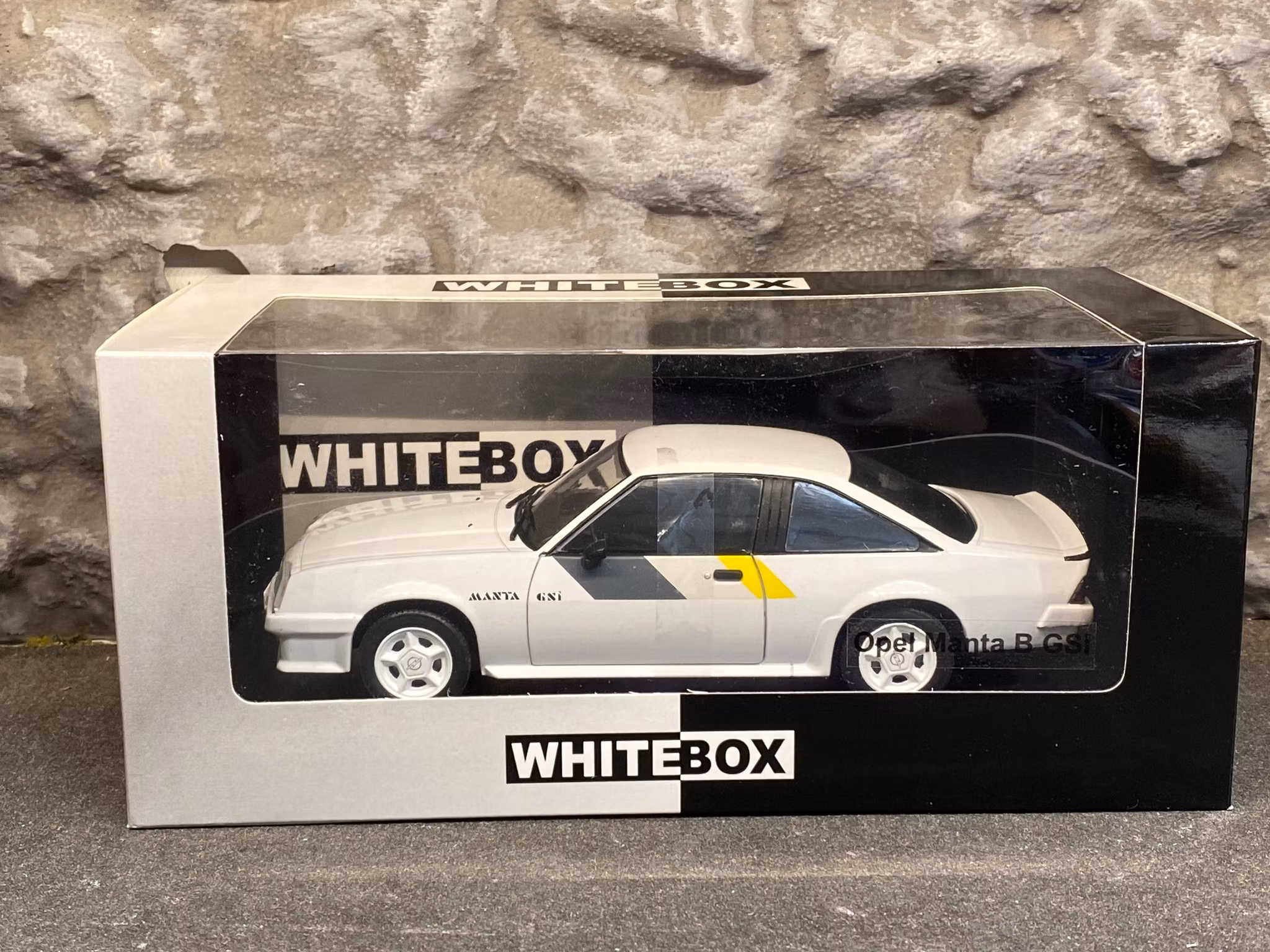 Skala 1/24 Opel Manta B 400, white w decor WhiteBox