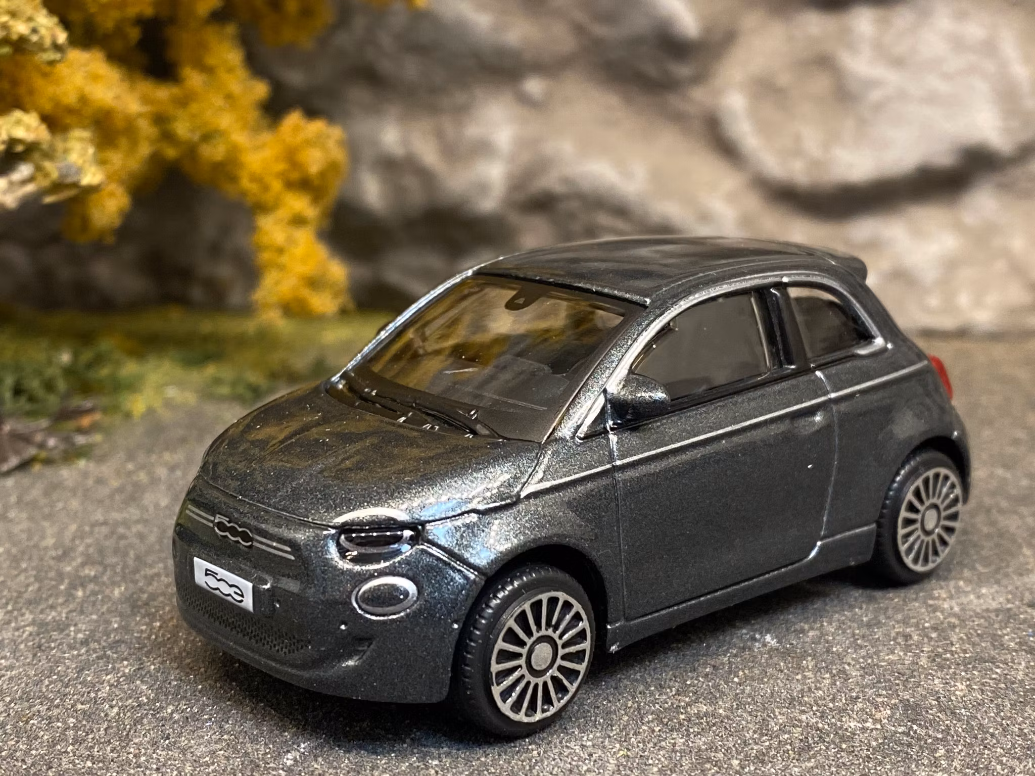 Skala 1/43 Fiat 500e, grey metallic fr Bburago
