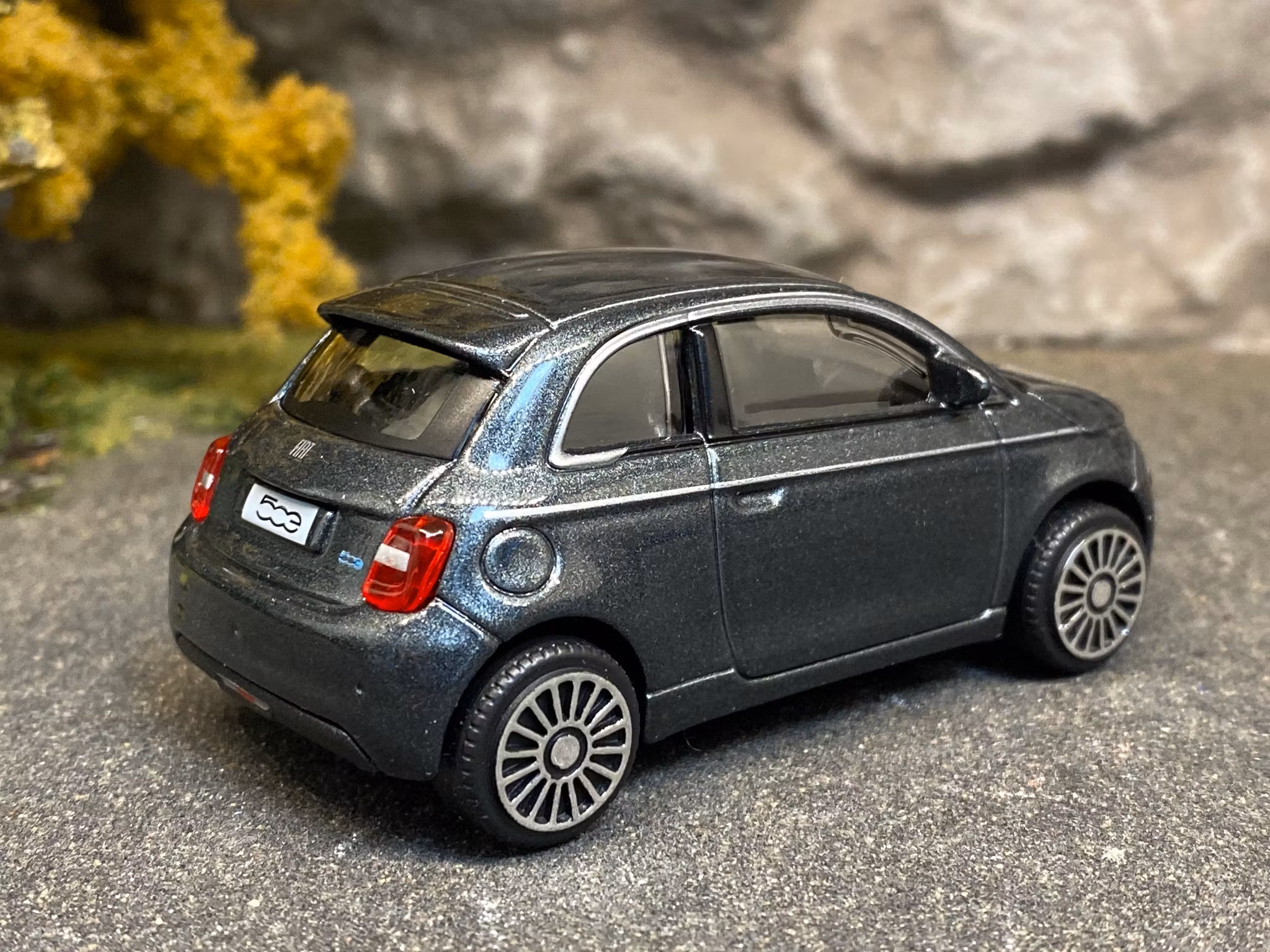 Skala 1/43 Fiat 500e, grey metallic fr Bburago