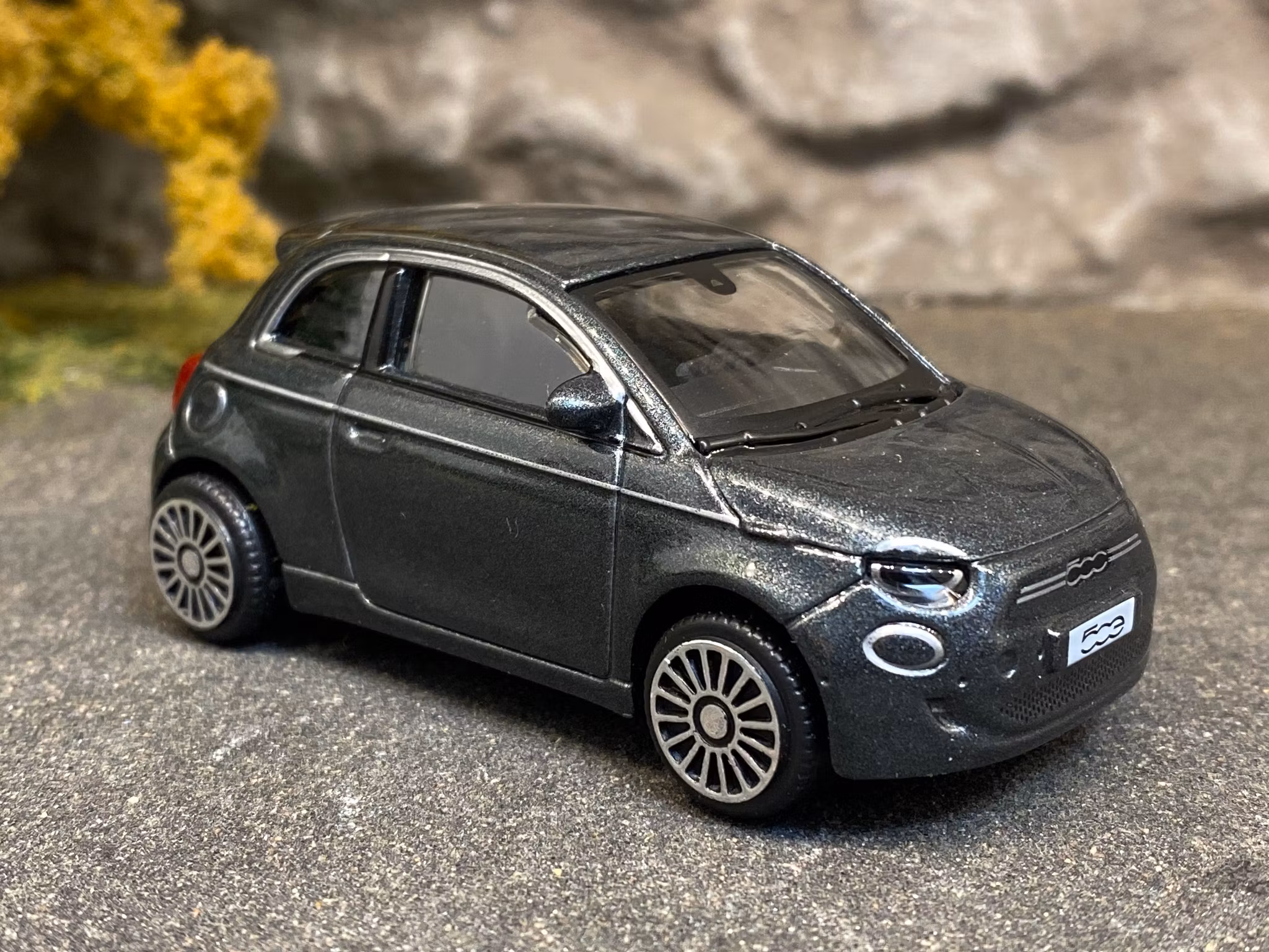 Skala 1/43 Fiat 500e, grey metallic fr Bburago