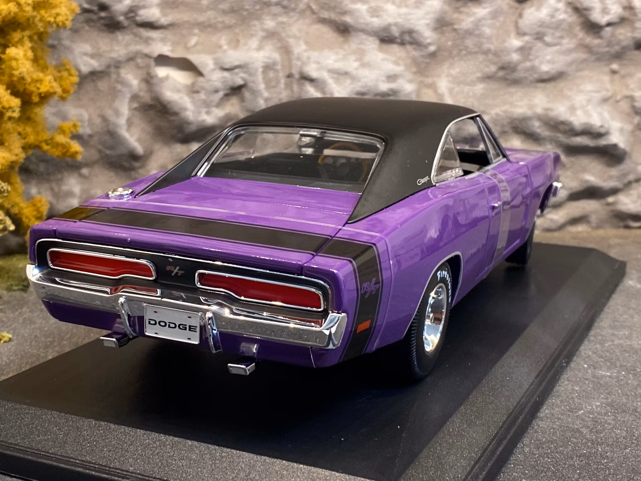 Skala 1/18 1969 Dodge Charger R/T, purple/black fr Maisto Special Edition
