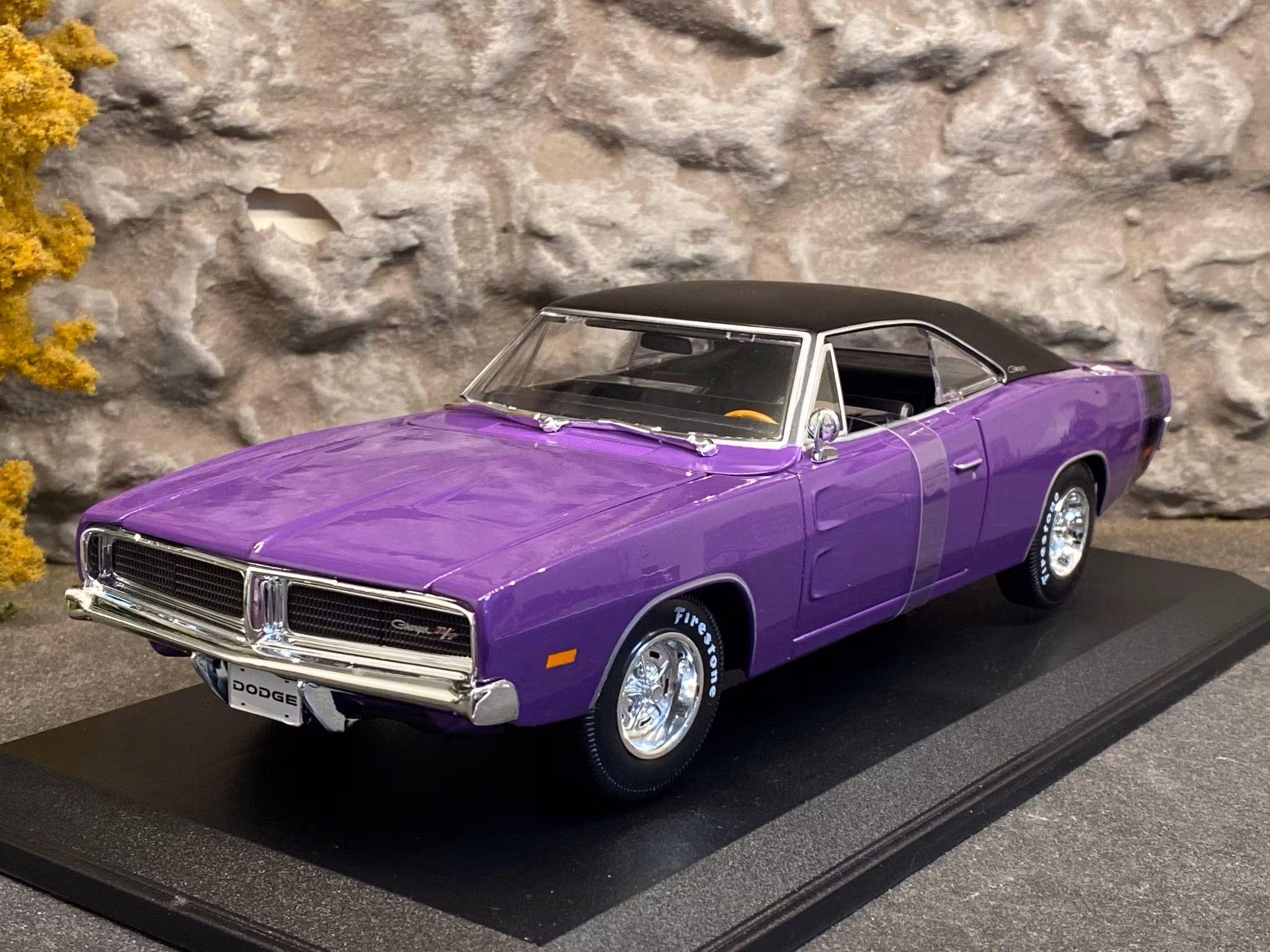 Skala 1/18 1969 Dodge Charger R/T, purple/black fr Maisto Special Edition