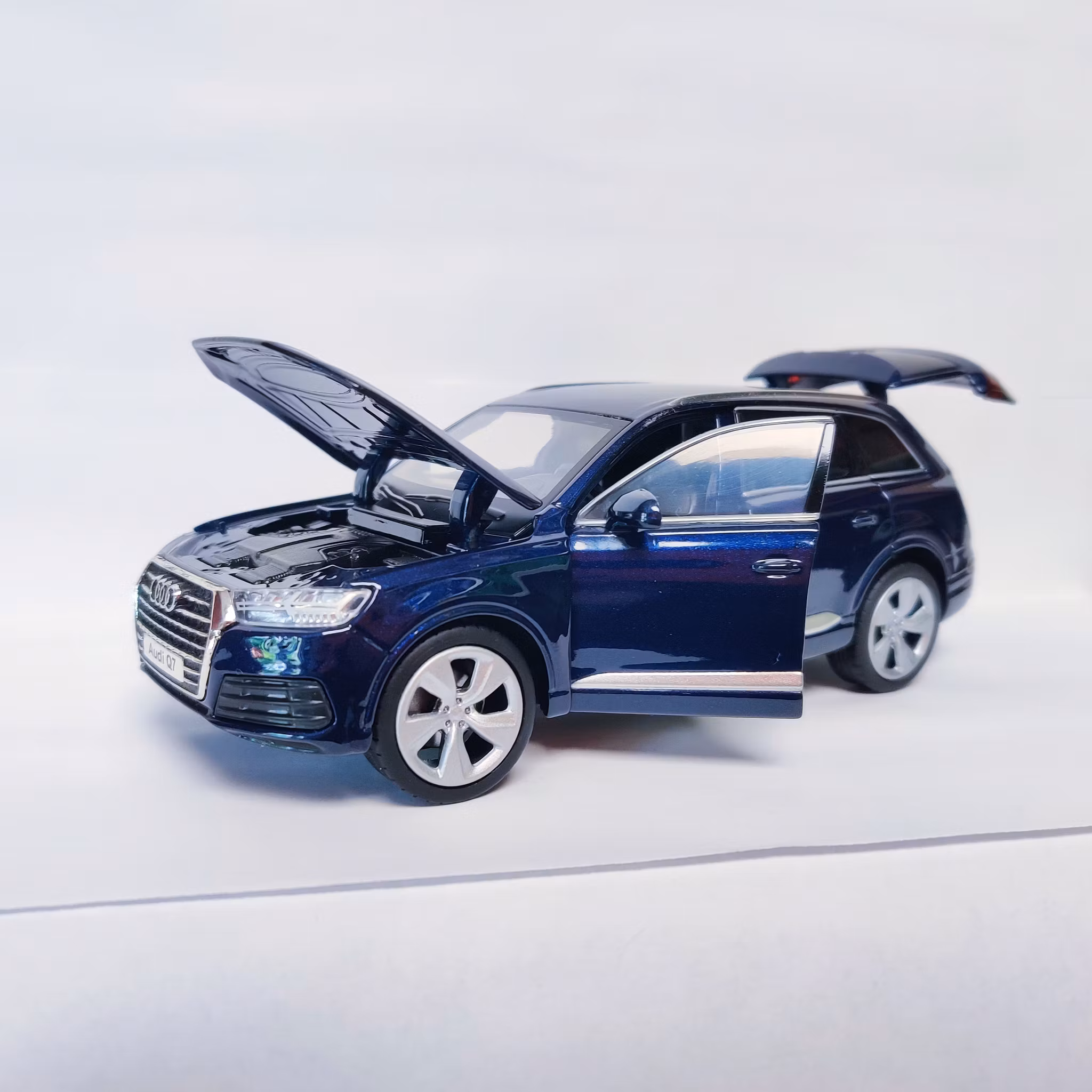 Skala 1/32 Audi Q7, Mörkblå metallic från Tayumo